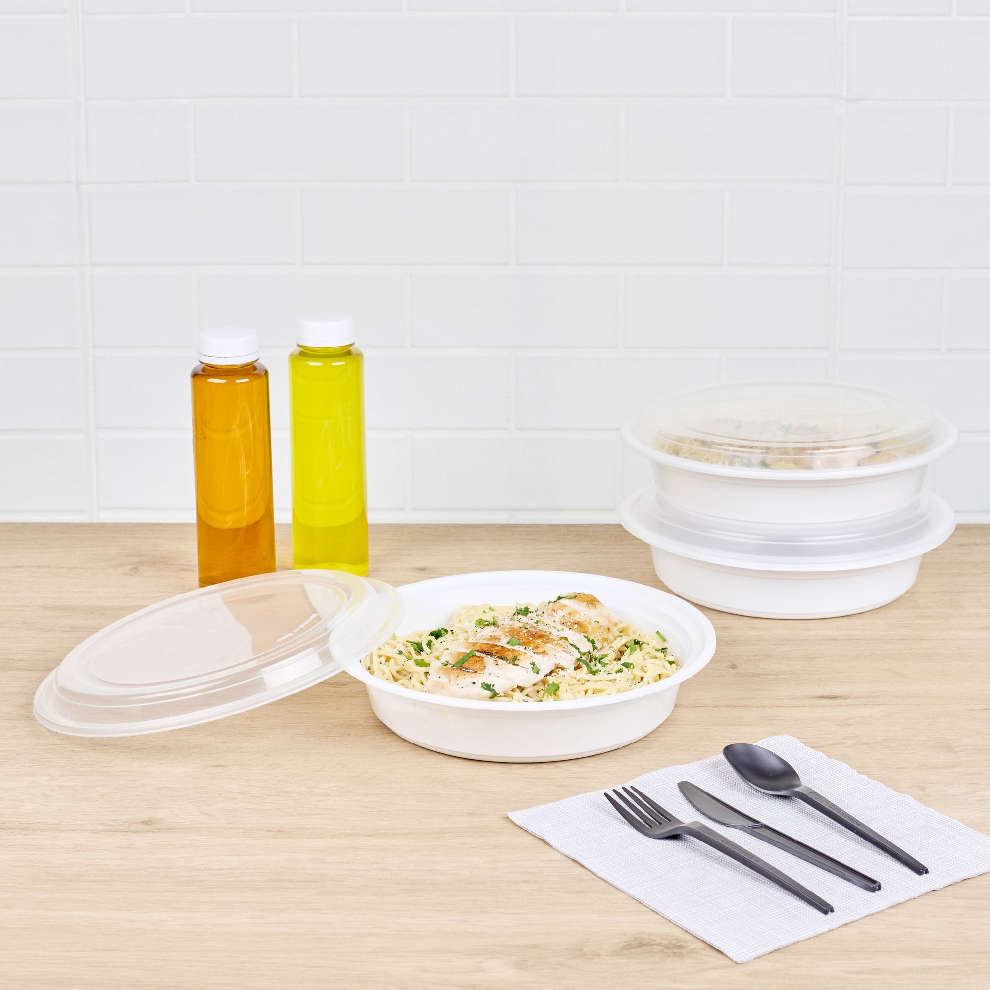 48 oz Round White Plastic Takeout Containers with Clear Lids - Microwave Safe, 9x9x1.75 Inches - 100 Pack Bulk Food Storage for Restaurants, Catering & Meal Prep