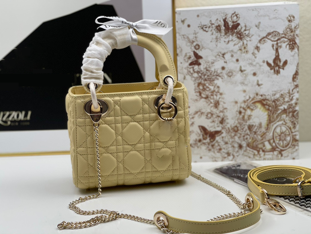 Stylish Designer Handbag for Women - Trendy & Durable Fashion Accessory for Work, Party & Everyday Use