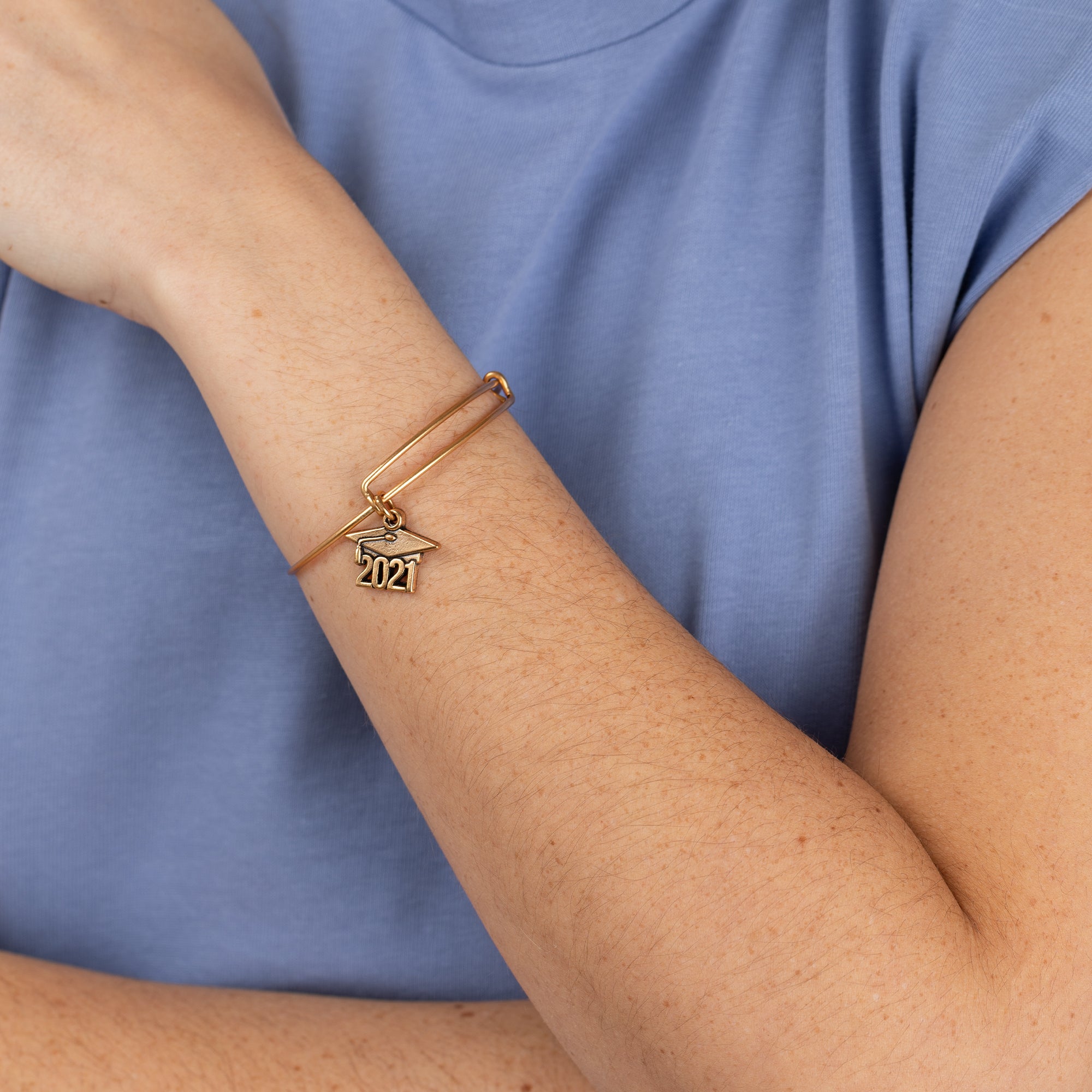 2021 Graduation Cap Charm Bangle - Elegant Jewelry for Graduation Ceremony, Party & Gift Giving - Perfect for High School & College Graduates