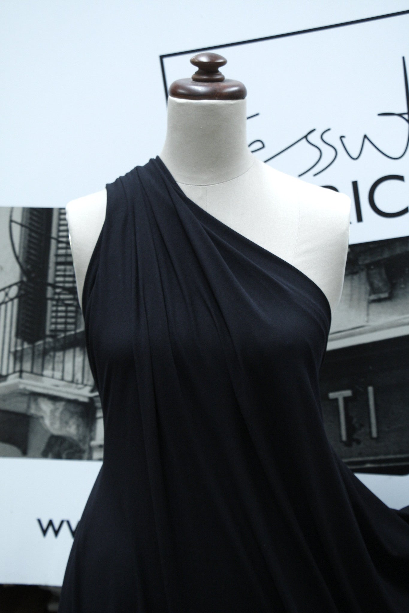 Luxury Cashmere Scarf Nero - Soft & Warm Winter Accessory for Women & Men - Perfect for Cold Weather, Travel & Fashion Outfits