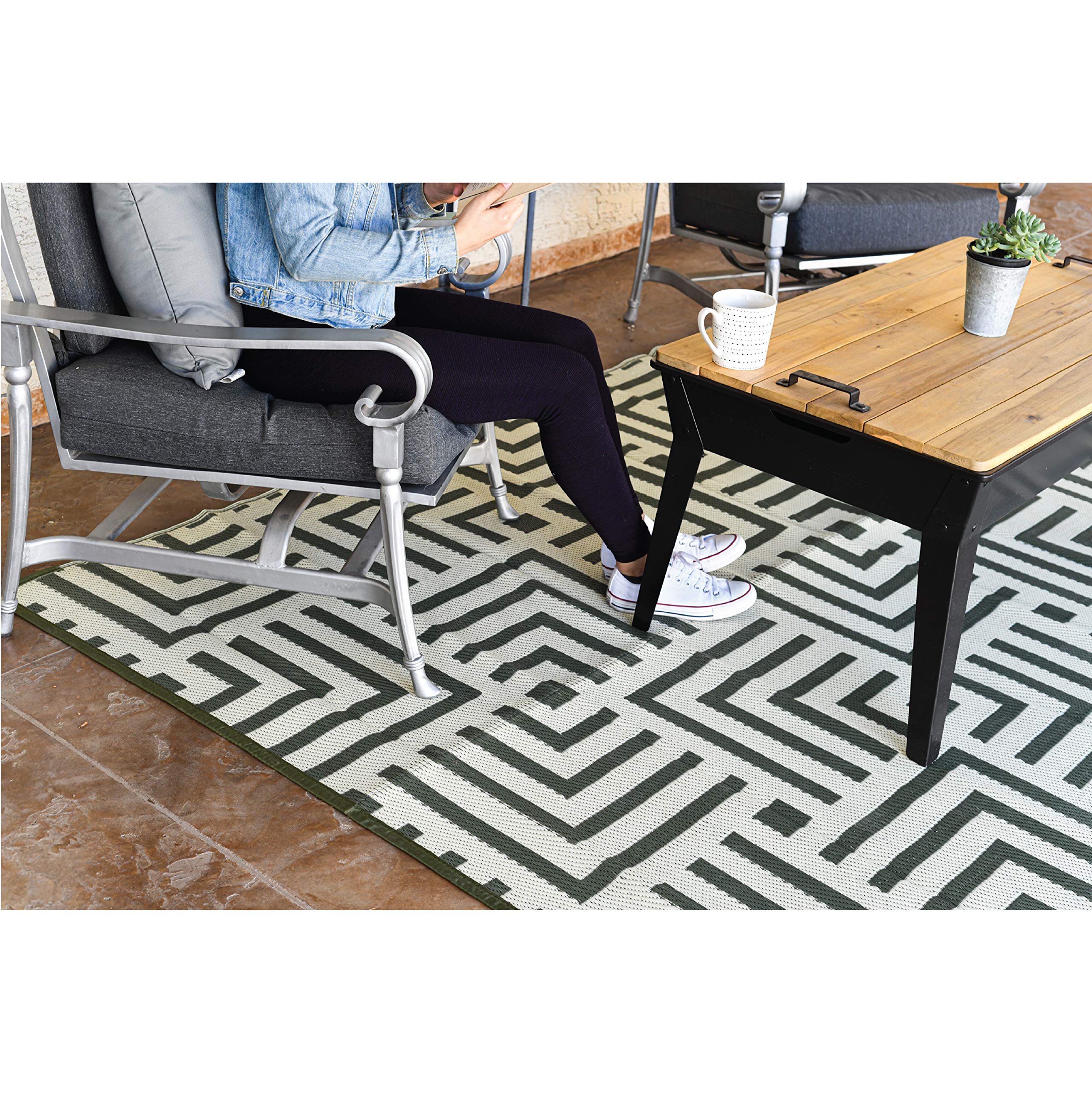 Stylish Camping 274064 4x6 Feet Reversible Plastic Straw Rug - Large Outdoor Floor Mat for RV, Patio, Backyard, Picnic, Beach & Camping - Geometric Design in Olive Green/Beige - Perfect for Outdoor Gatherings, Relaxation and Home Decor