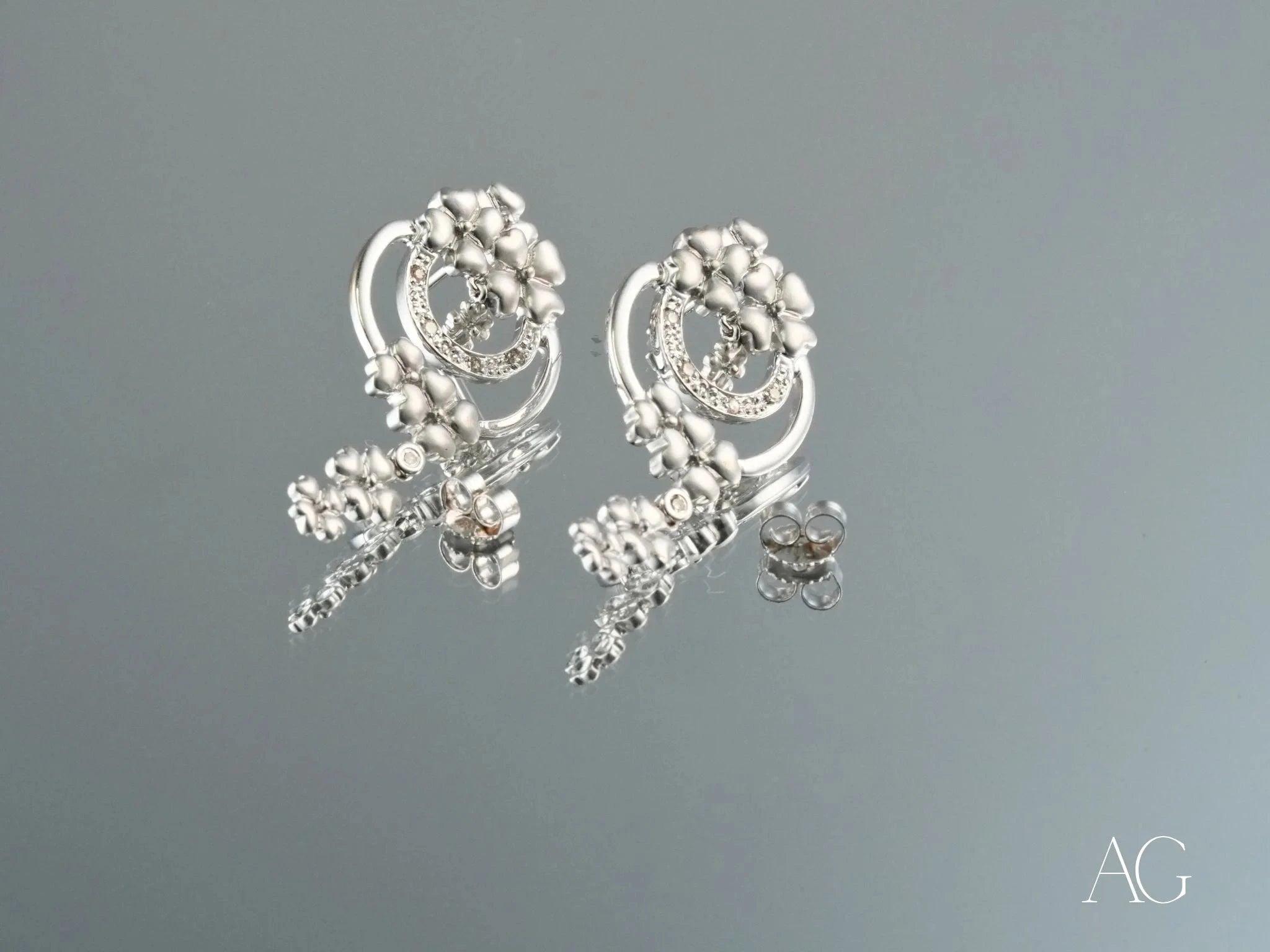 18K Gold Diamond Earrings for Women - Elegant Floral Design Stud Earrings - Perfect for Weddings, Parties & Special Occasions