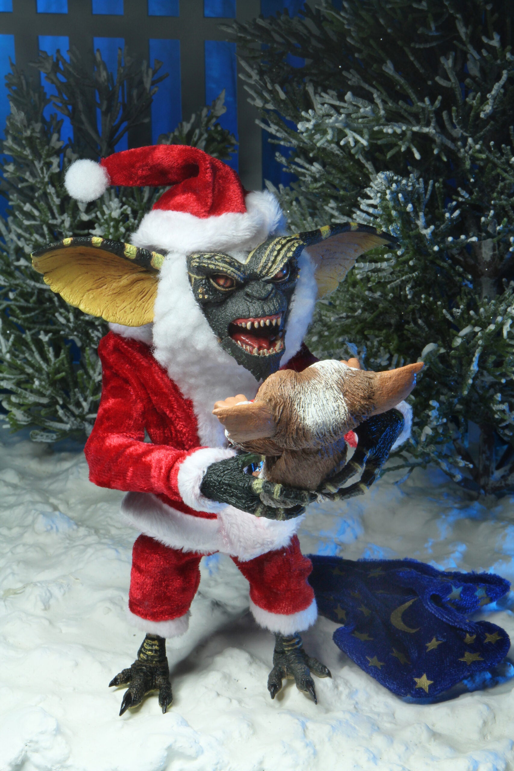 NECA Gremlins Ultimate Santa Stripe & Gizmo Action Figures – Collectible Christmas Movie Toys for Holiday Decor & Gift Giving