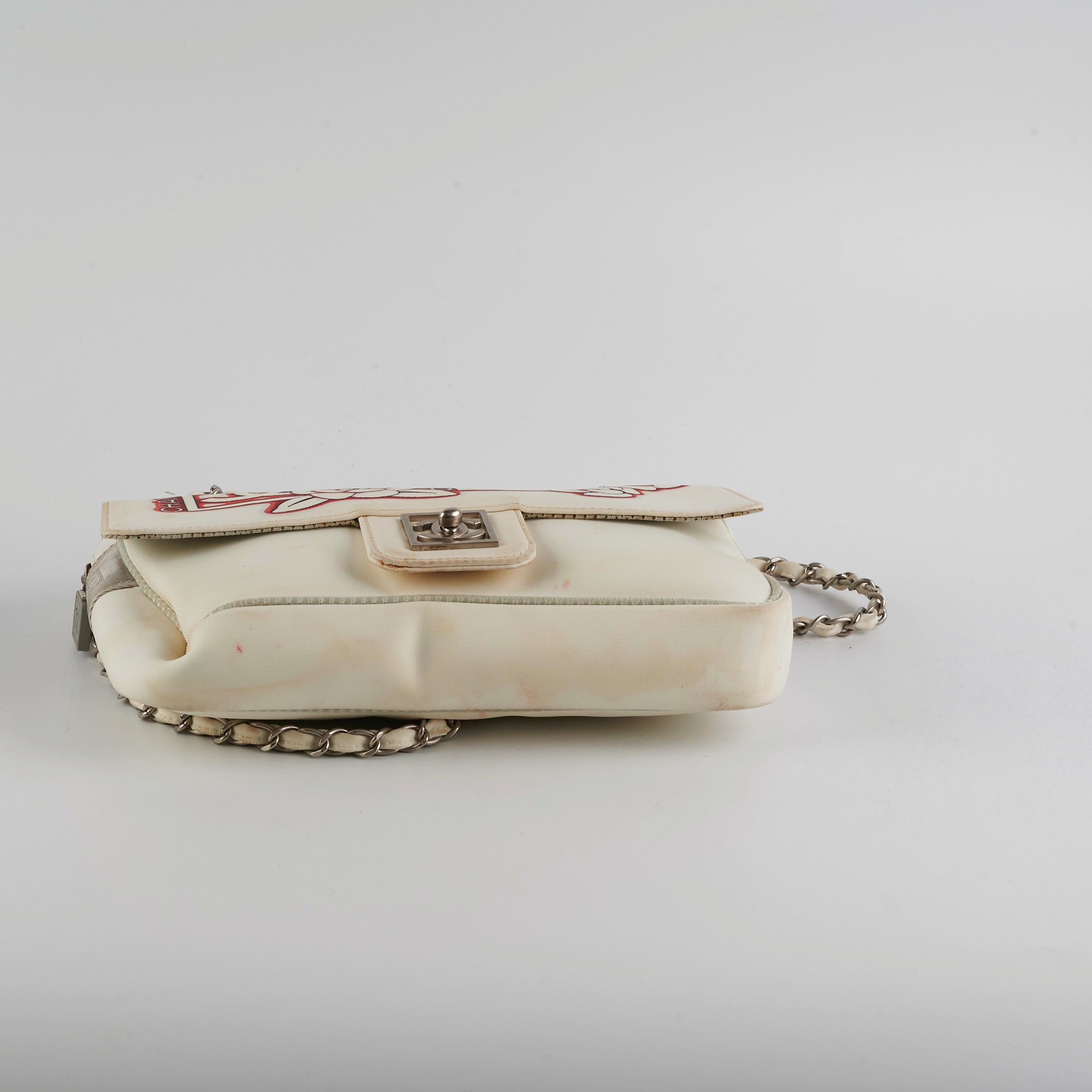 Chanel Camellia Seasonal Flap Bag with Zipper in White - Luxury Crossbody Purse for Women, Perfect for Parties & Evening Events