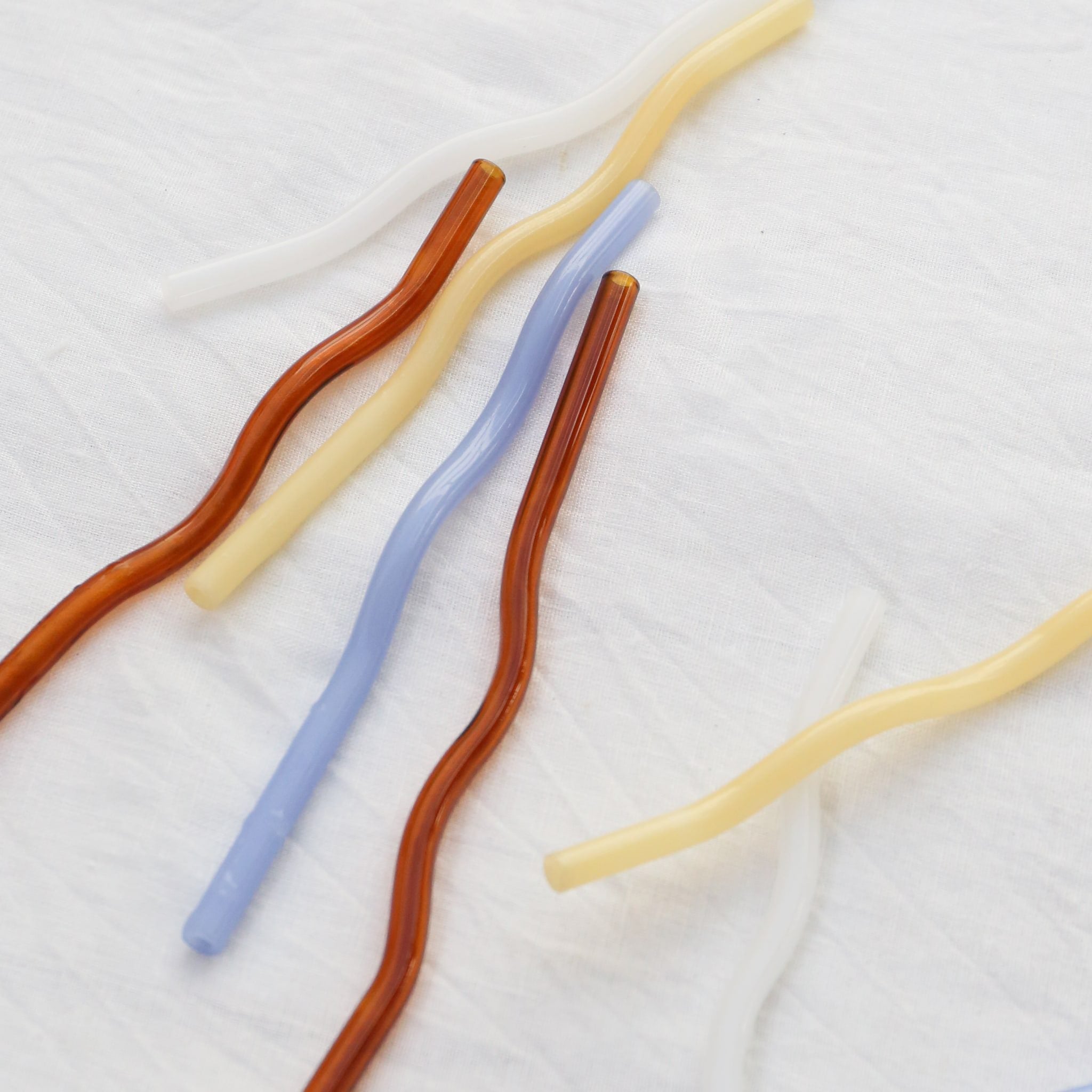 DESIGNSTUFF Curve Glass Straw Set of 4 - Reusable, Eco-Friendly Drinking Straws in Mixed Colors (Mist/Lemon/White/Cinnamon) - Perfect for Smoothies, Cocktails & Iced Coffee at Home or Office