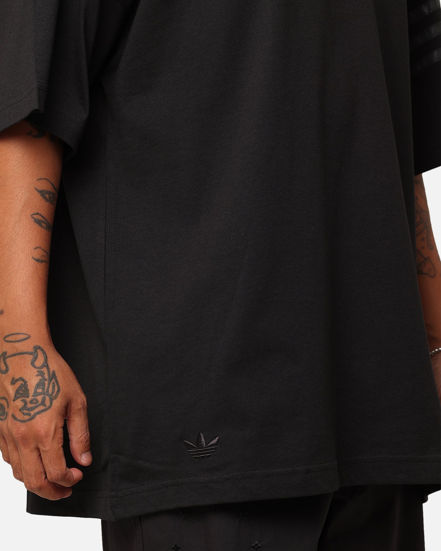 Adidas Street Neuclassic T-Shirt for Men - Black Cotton Casual Tee for Streetwear & Everyday Wear