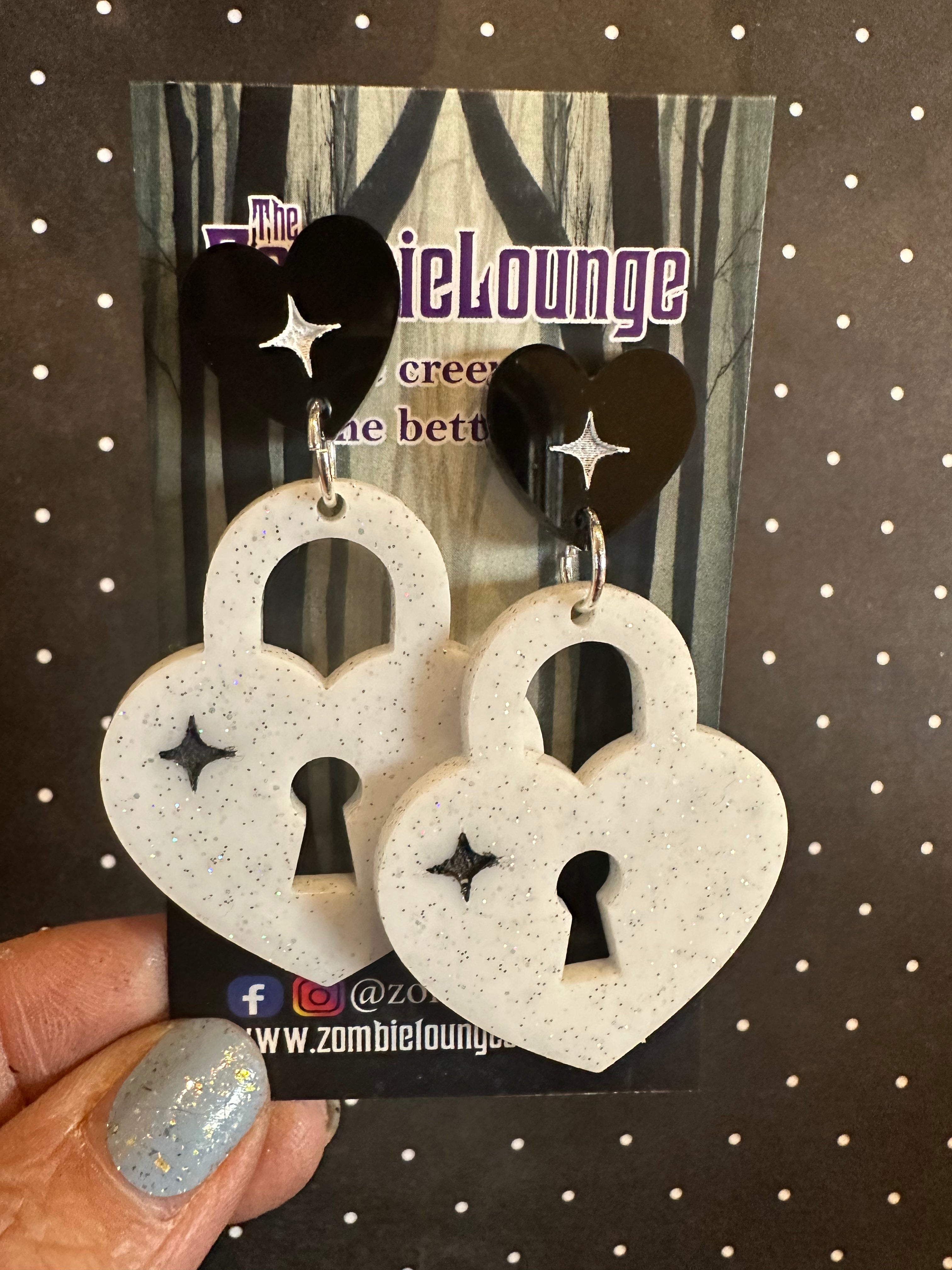 Vintage Style Heart Locket Earrings for Women - Romantic Antique Silver Heart Pendant Dangle Earrings - Perfect for Valentine's Day, Anniversary, Wedding & Date Night Jewelry Gifts