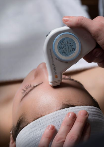 Bio Therapeutic bt analyze® Skin Moisture Analyzer - Professional Hydration Tester for Face & Body | Perfect for Skincare Routines, Spa Treatments & Dermatology Clinics