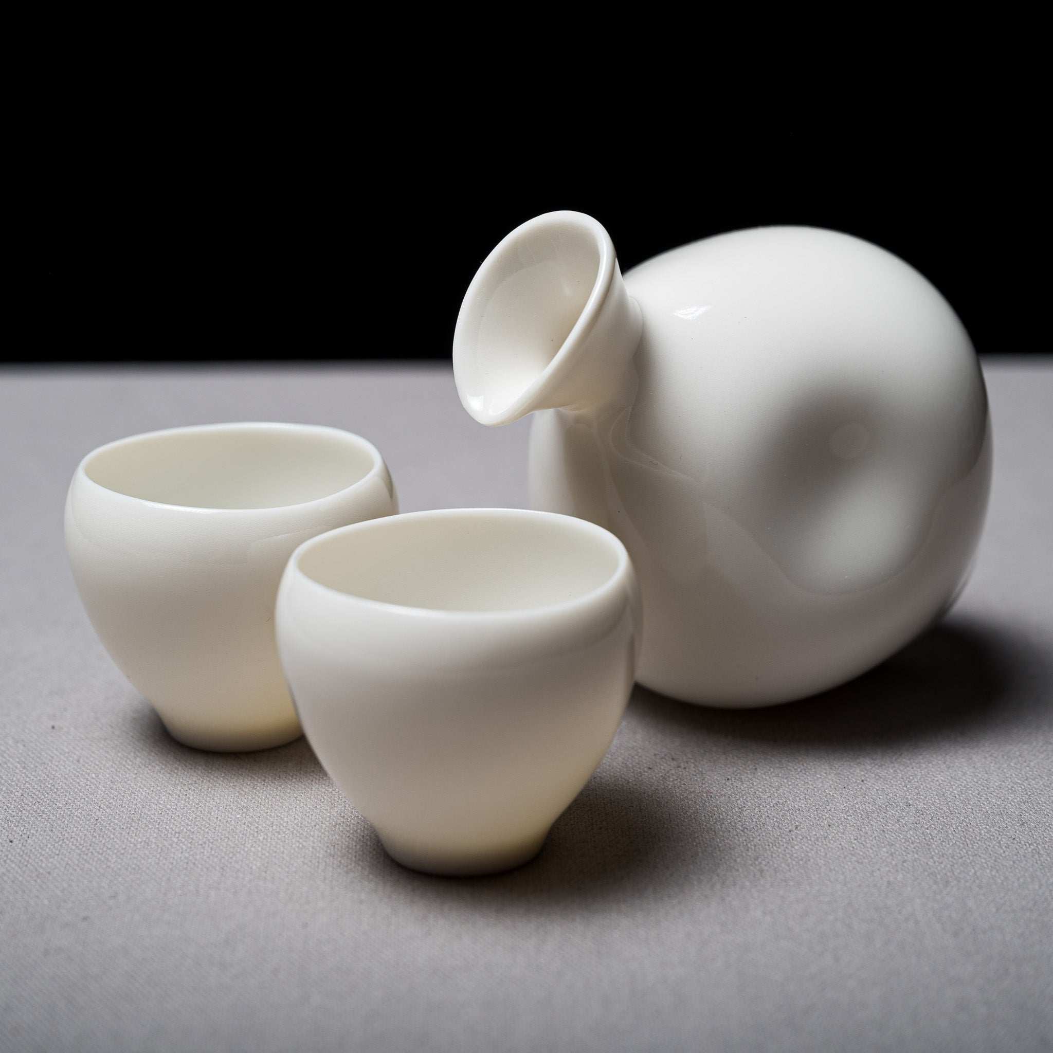 Premium Japanese Sou Sou Sake Set - Ivory Ceramic Drinking Vessels with Traditional Design for Home Entertaining & Gift Giving | Authentic Sake Cups & Carafe Set for Japanese Cuisine Lovers