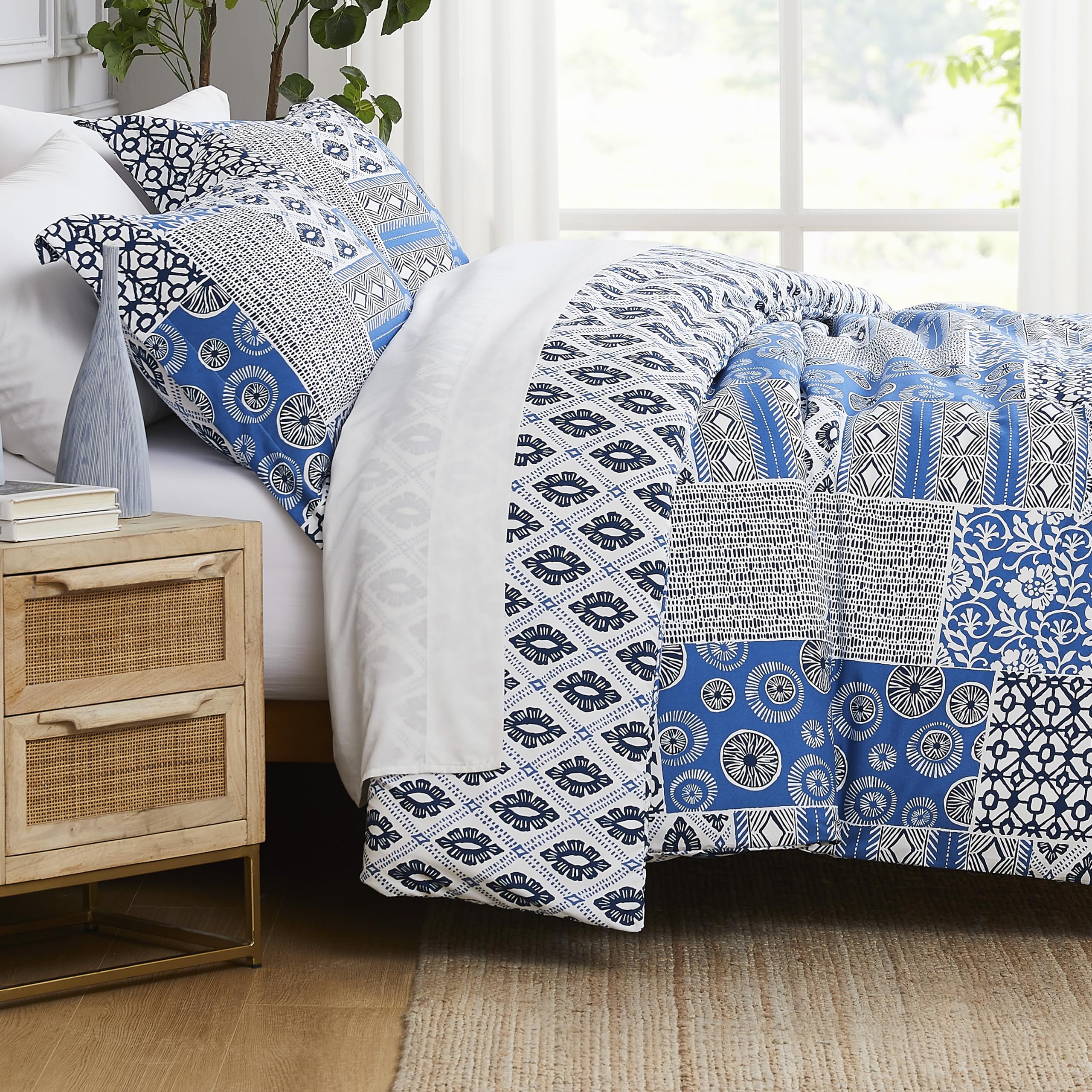 Reversible Twin/XL Comforter Set with Pillow Sham - Soft Microfiber Blue & White Patchwork Quilt | Down Alternative Bedding for Teens & Guest Rooms | Southshore Fine Living