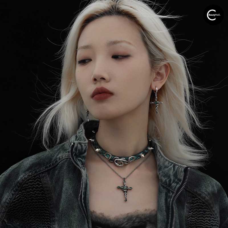 1STXULIE Serpent's Kiss Leather Choker - Gothic Punk Choker Necklace for Women, Adjustable Black Leather Choker with Snake Charm - Perfect for Halloween, Cosplay, and Alternative Fashion