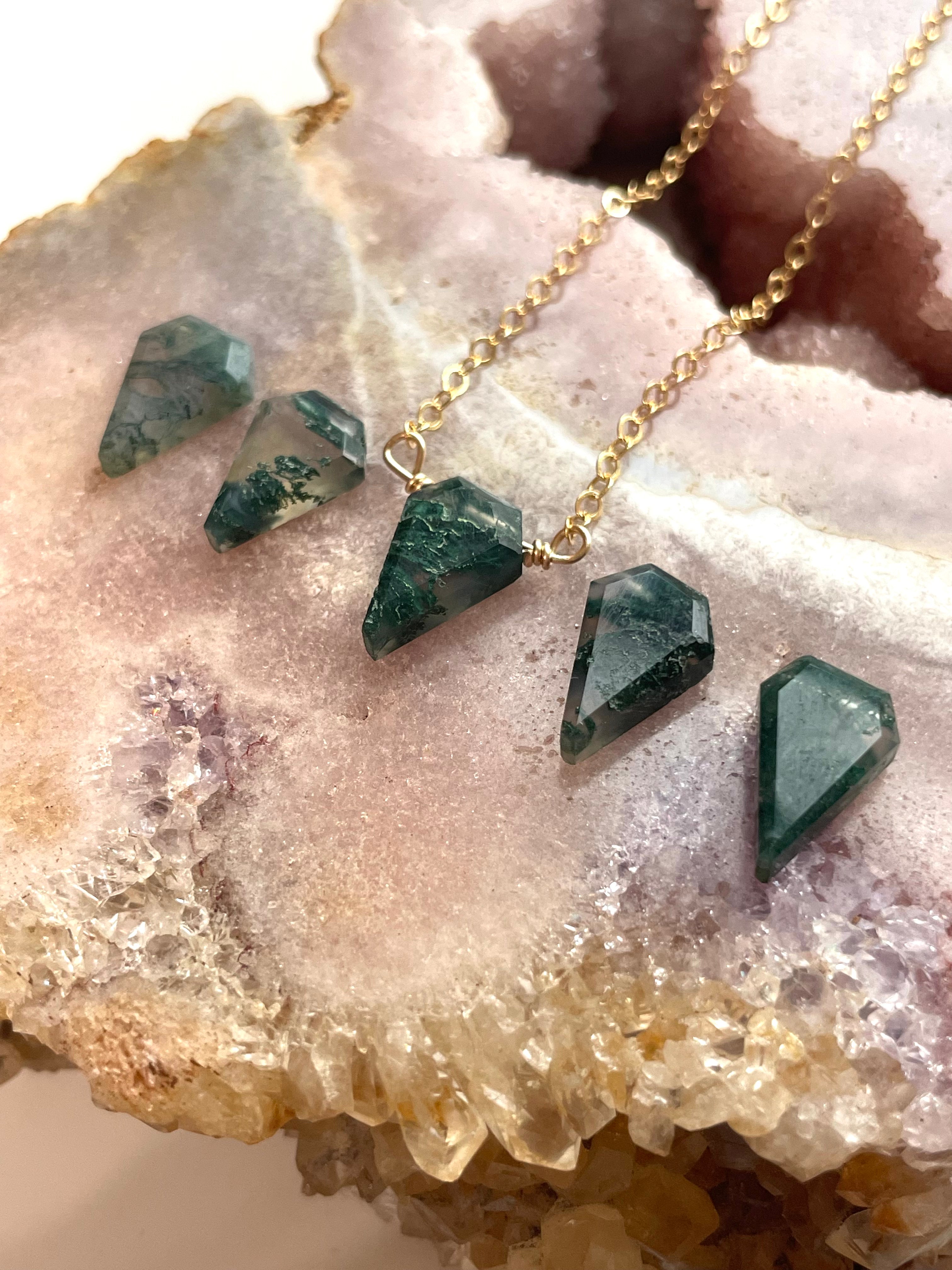 Natural Moss Agate Necklace for Women - Healing Crystal Pendant with Adjustable Chain - Perfect for Meditation, Yoga & Spiritual Gifts