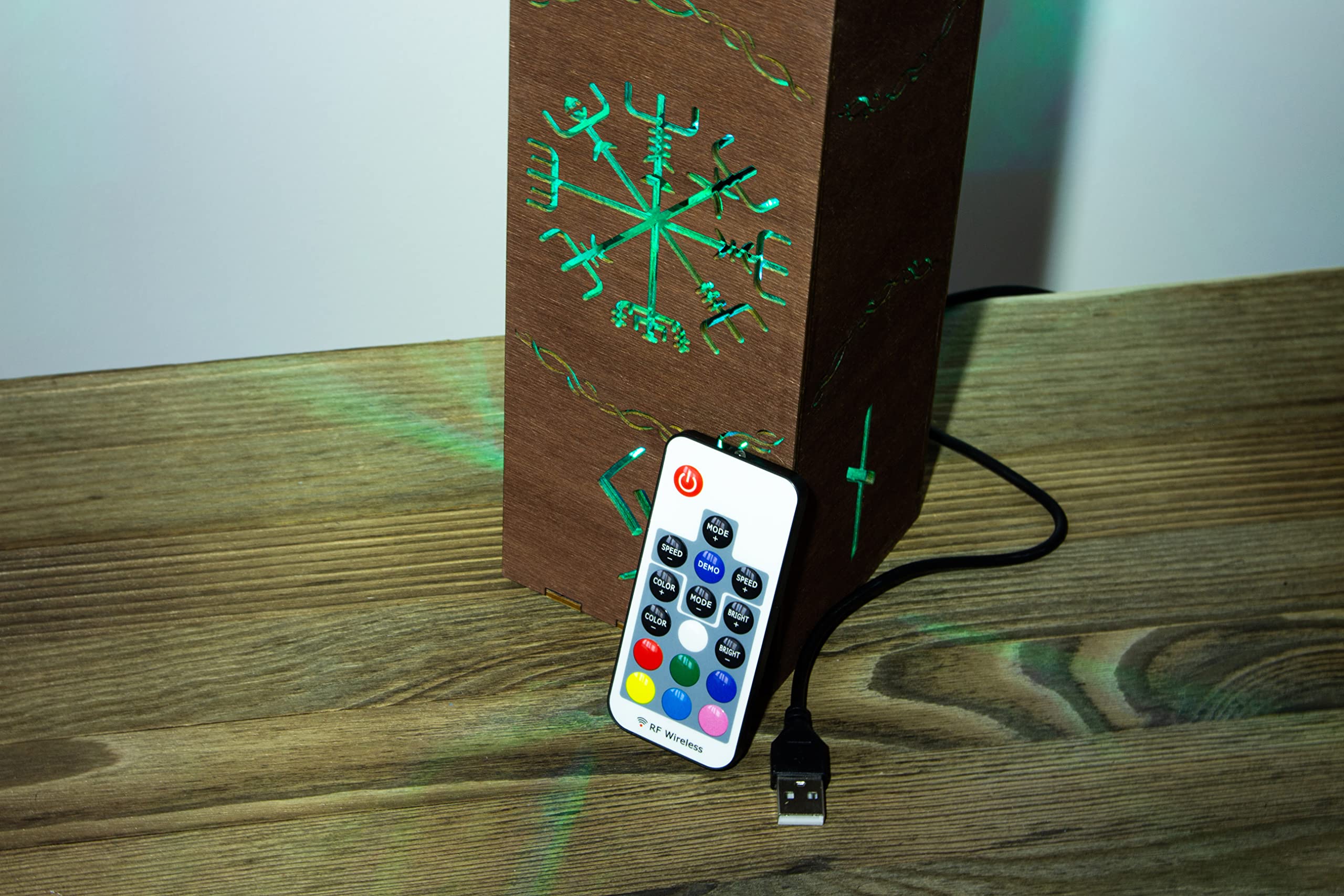Vegvisir Viking Symbol Night Light - Tree of Life Shadow Projection Lamp - Nordic Style RGB LED Desk & Bedside Lamp with Runes - Perfect for Home Decor, Meditation & Viking Theme Rooms