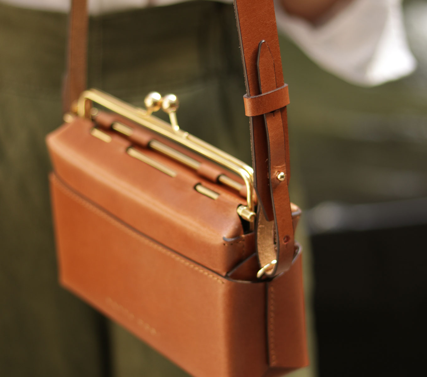 Stylish Kisslock Handbag for Women - Vintage Inspired Clutch Purse with Secure Lock Closure - Perfect for Evening Parties, Weddings & Special Occasions