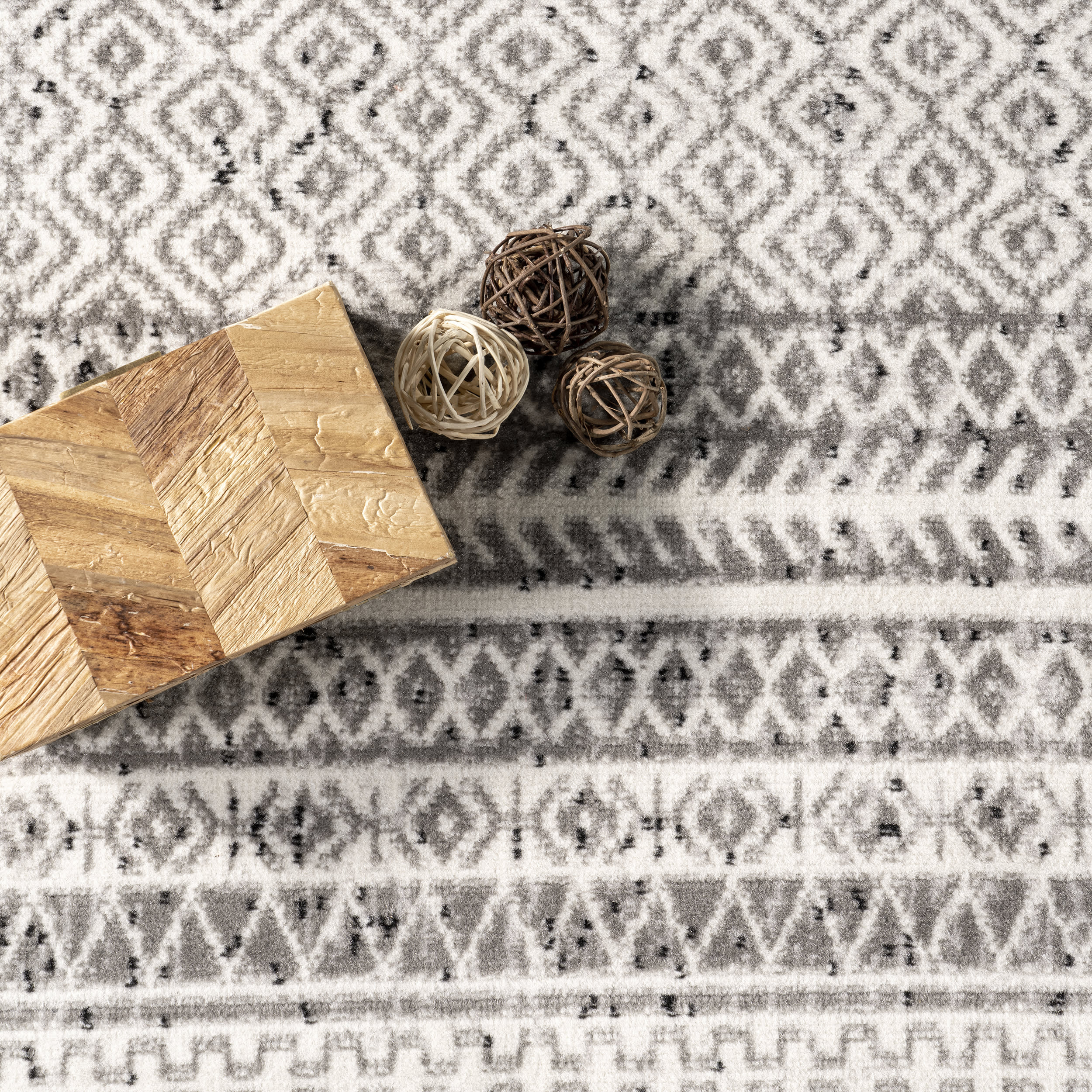 Stylish Devin Geometric Banded Area Rug in Grey - Perfect for Living Room, Bedroom & Home Decor
