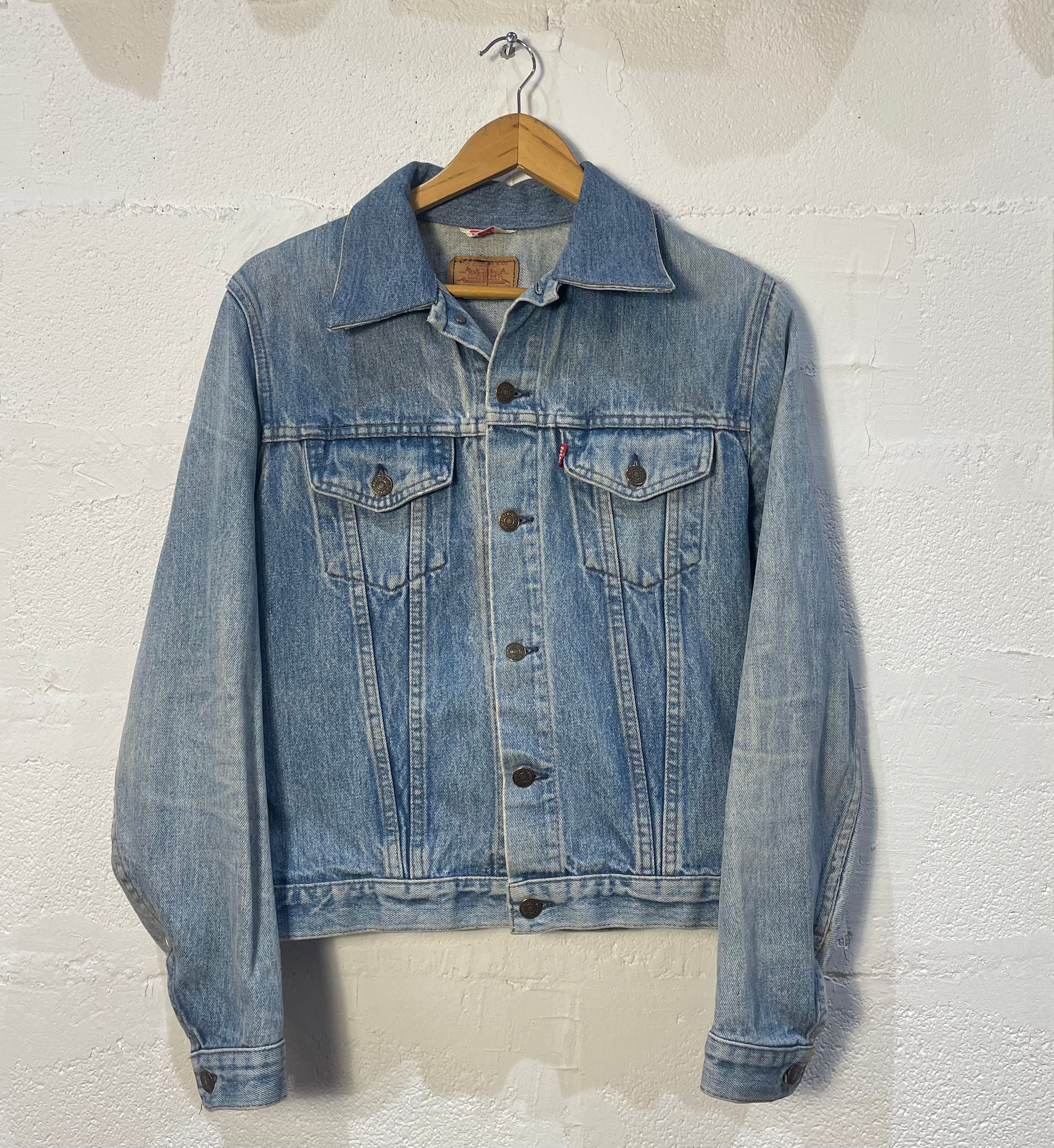 Levi's Women's Classic Denim Jacket - Vintage Blue Washed Cotton Jean Jacket for Casual Outfits & Layering | Perfect for Spring, Fall & Outdoor Activities