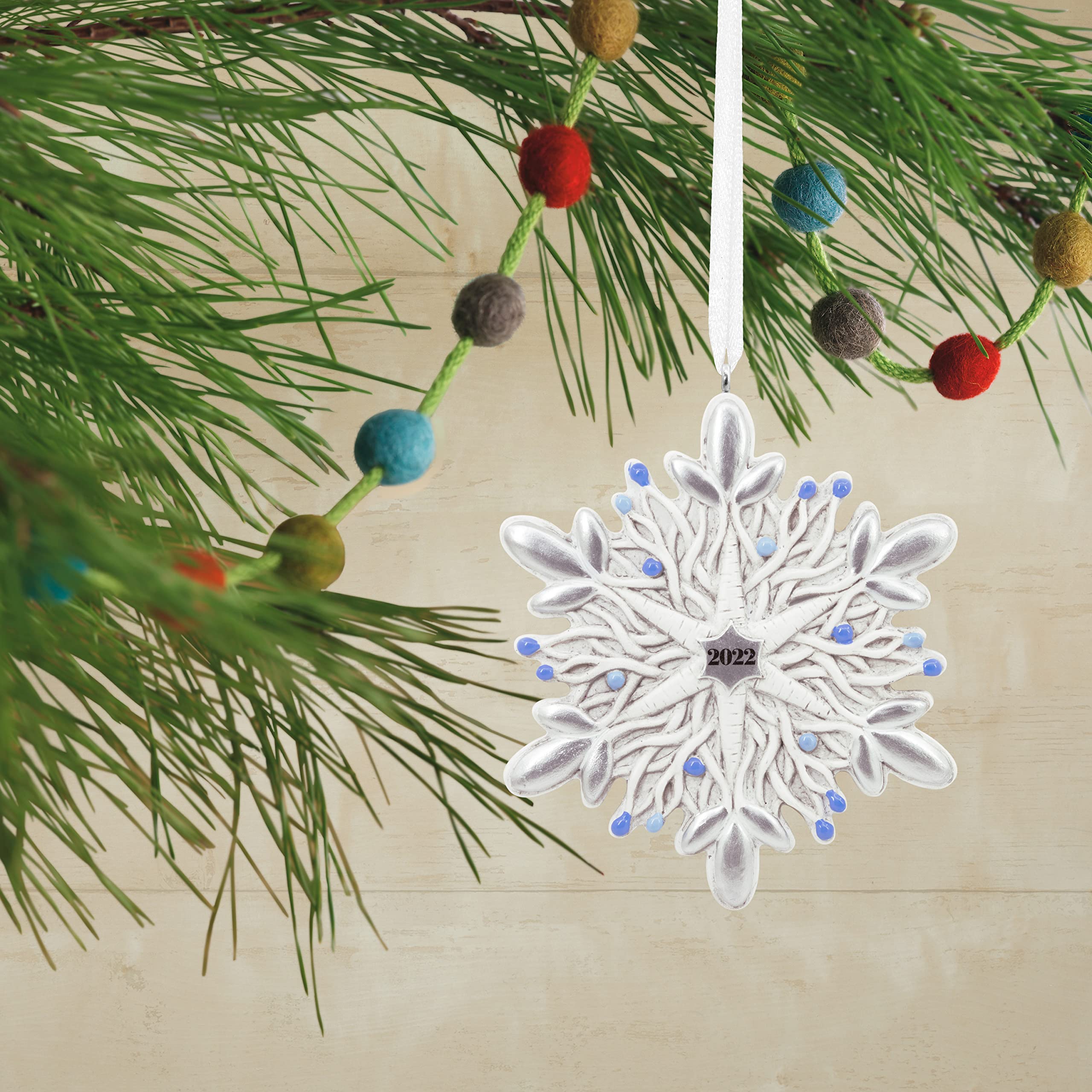 Hallmark Snowflake 2022 Resin Christmas Ornament (0001HGO3089) - Elegant Holiday Tree Decoration for Christmas, Winter Home Decor & Gift Giving