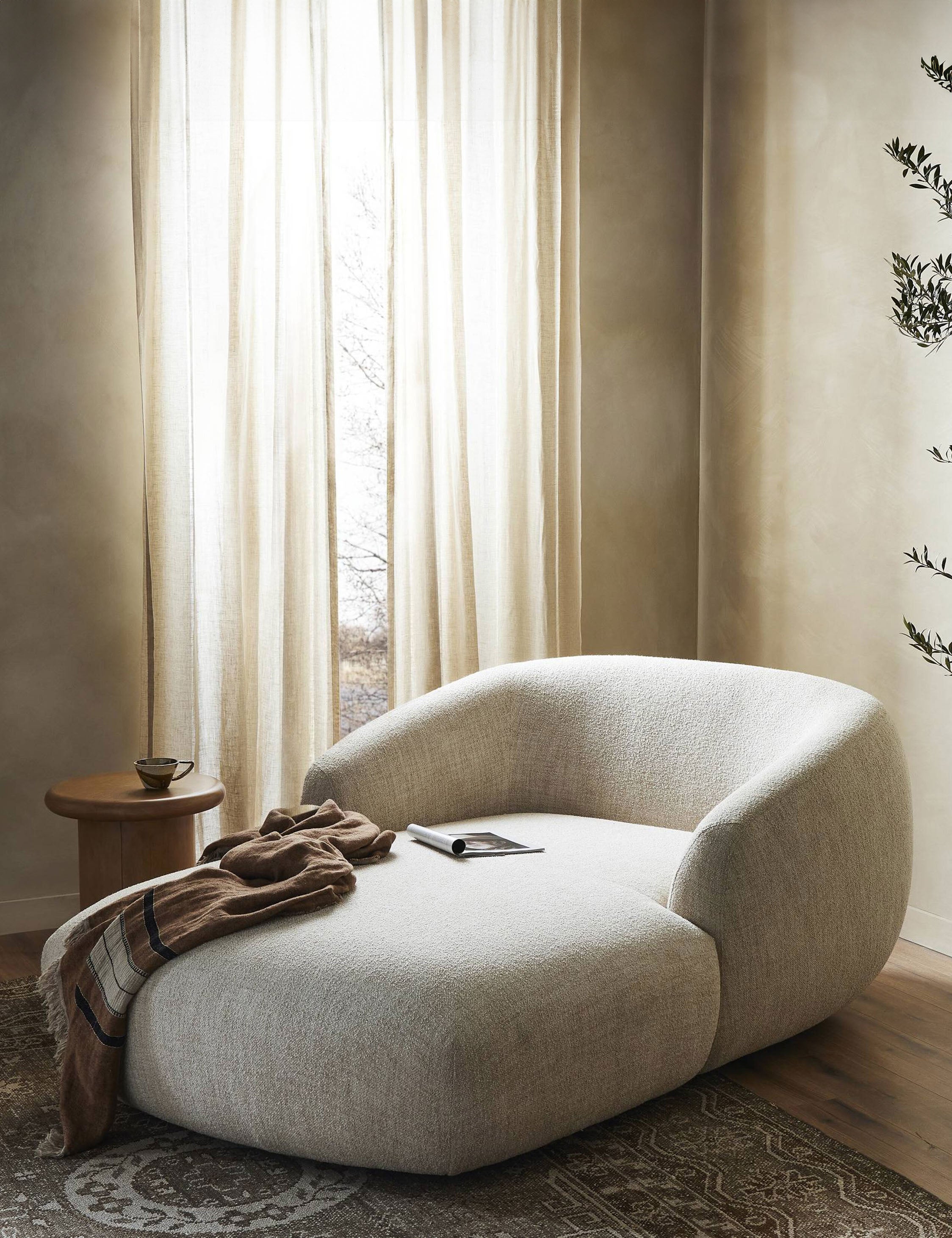 Casimira Chaise Lounge - Modern Accent Chair for Living Room, Bedroom & Office - Stylish Upholstered Chaise Lounge with Wooden Legs - Perfect for Relaxing, Reading & Decorating Your Home