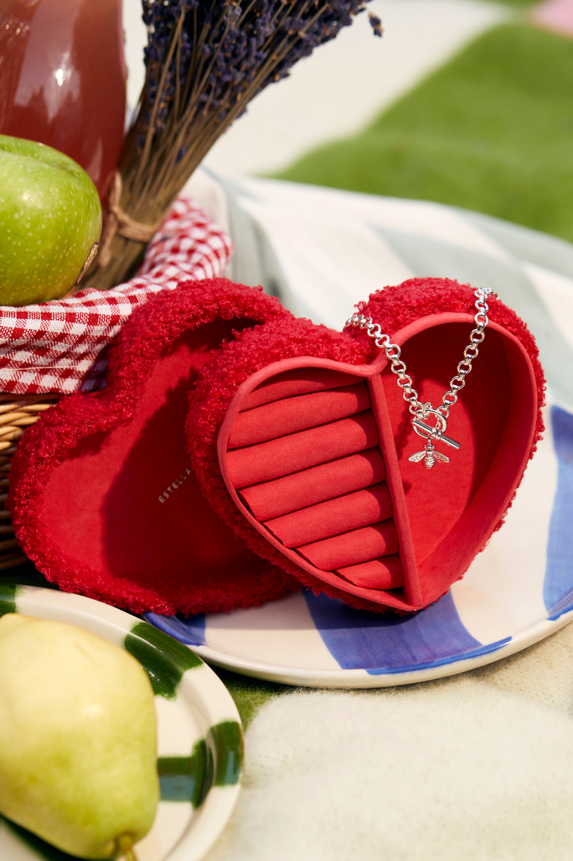 Elegant Heart-Shaped Jewelry Box for Women - Perfect for Gift Giving, Valentine's Day & Special Occasions | Compact Jewelry Storage Organizer for Rings, Necklaces & Earrings