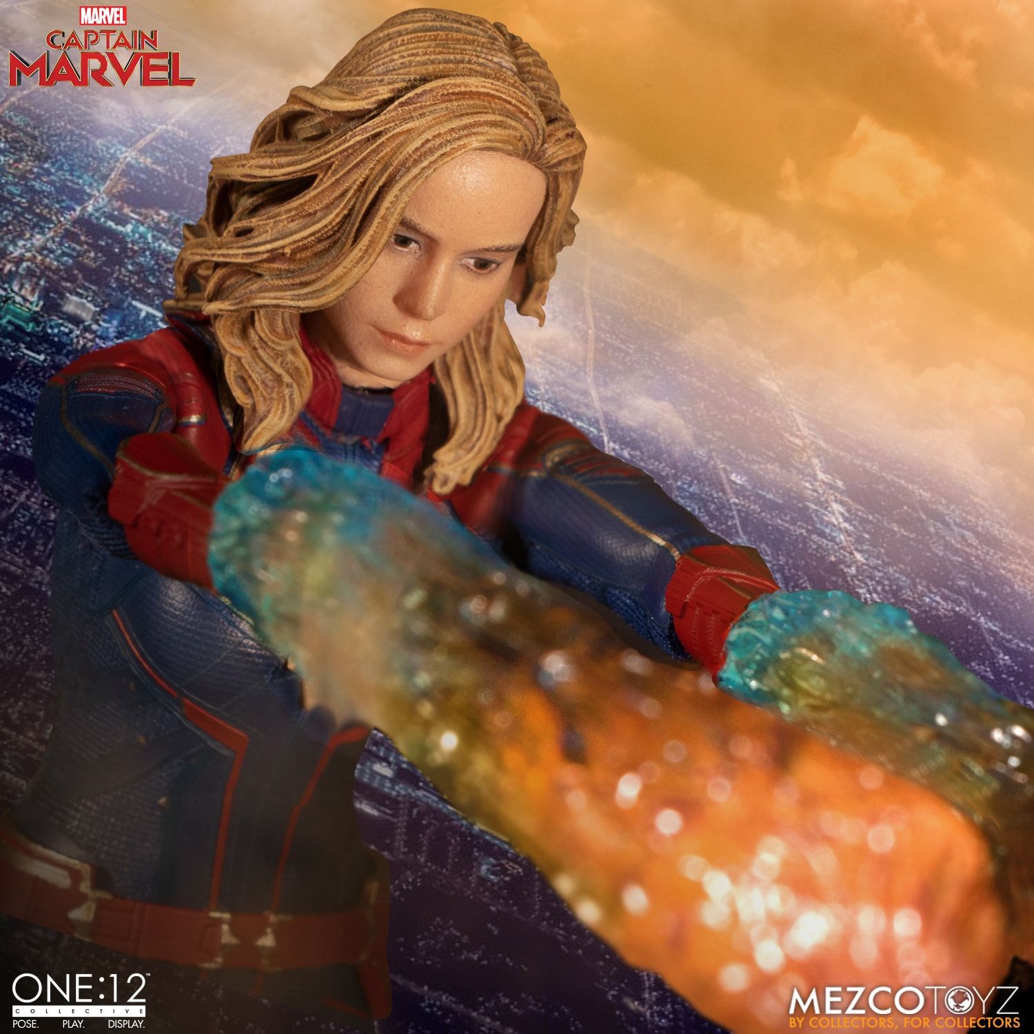 Mezco Toyz One:12 Collective Marvel Comics Captain Marvel 1/12 Scale Action Figure - Premium Collectible Toy for Marvel Fans, Perfect for Display & Superhero Role Play