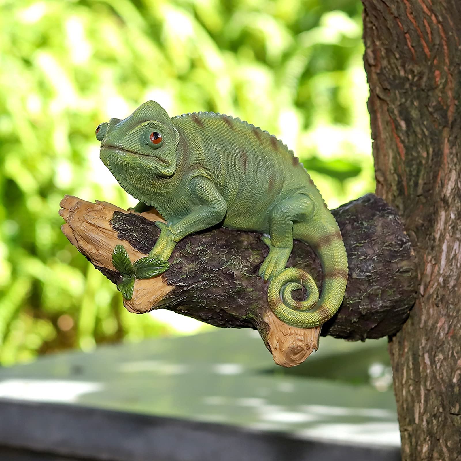 KOSHSH Realistic Chameleon Garden Sculpture - Handcrafted Resin Wall Decor for Outdoor & Indoor Use - Unique Reptile Statue for Patio, Yard, and Garden Landscaping | Perfect for Backyard Decor, Balcony Accents, and Nature-Themed Home Décor