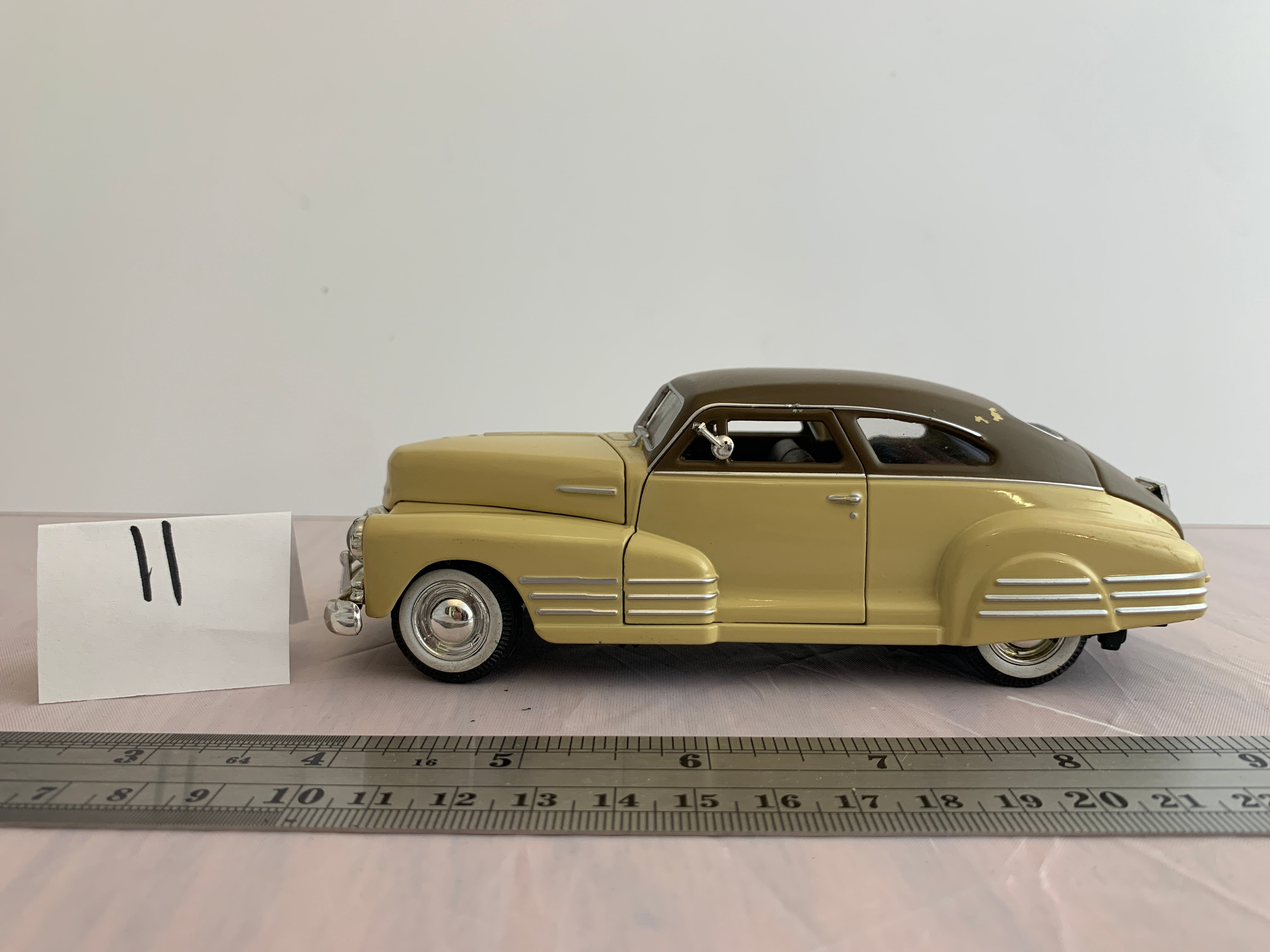 1/32 Scale Diecast 1948 Chevrolet Fleetline Aerosedan - Collectible Vintage Car Model for Display, Gifts & Car Enthusiasts