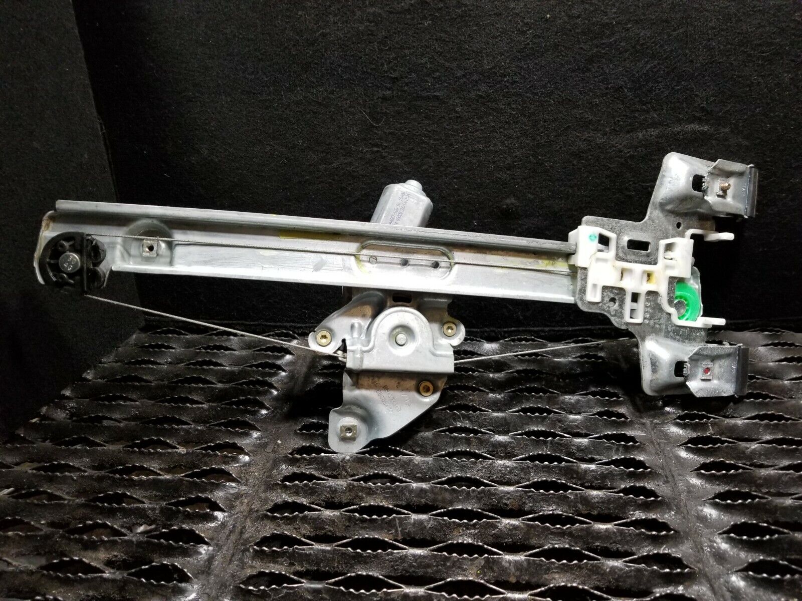 05-07 Dodge Magnum Right Rear Window Regulator & Motor Assembly - OEM Replacement Part for Smooth Power Window Operation - Perfect for Car Window Repair and Maintenance