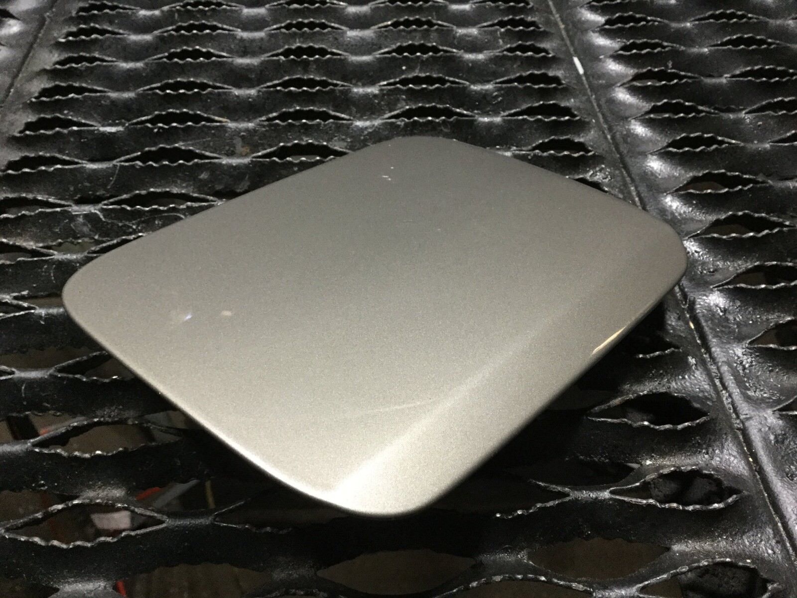 04-08 Audi A4 Fuel Gas Tank Filler Lid (OEM 8E0010190S) - Replacement Fuel Door Cover for Audi A4 B6/B7 Models - Perfect for Car Repair & Maintenance