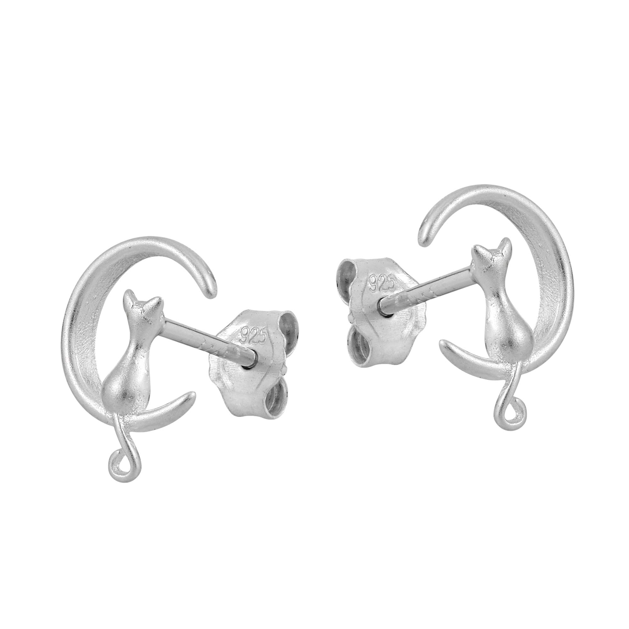 AeraVida Minimalist Sterling Silver Cat Stud Earrings for Women - Cute Cat Sitting on Moon Design | Dainty Preppy Jewelry Gift for Cat Lovers | Perfect for Everyday Wear, Office & Casual Outfits