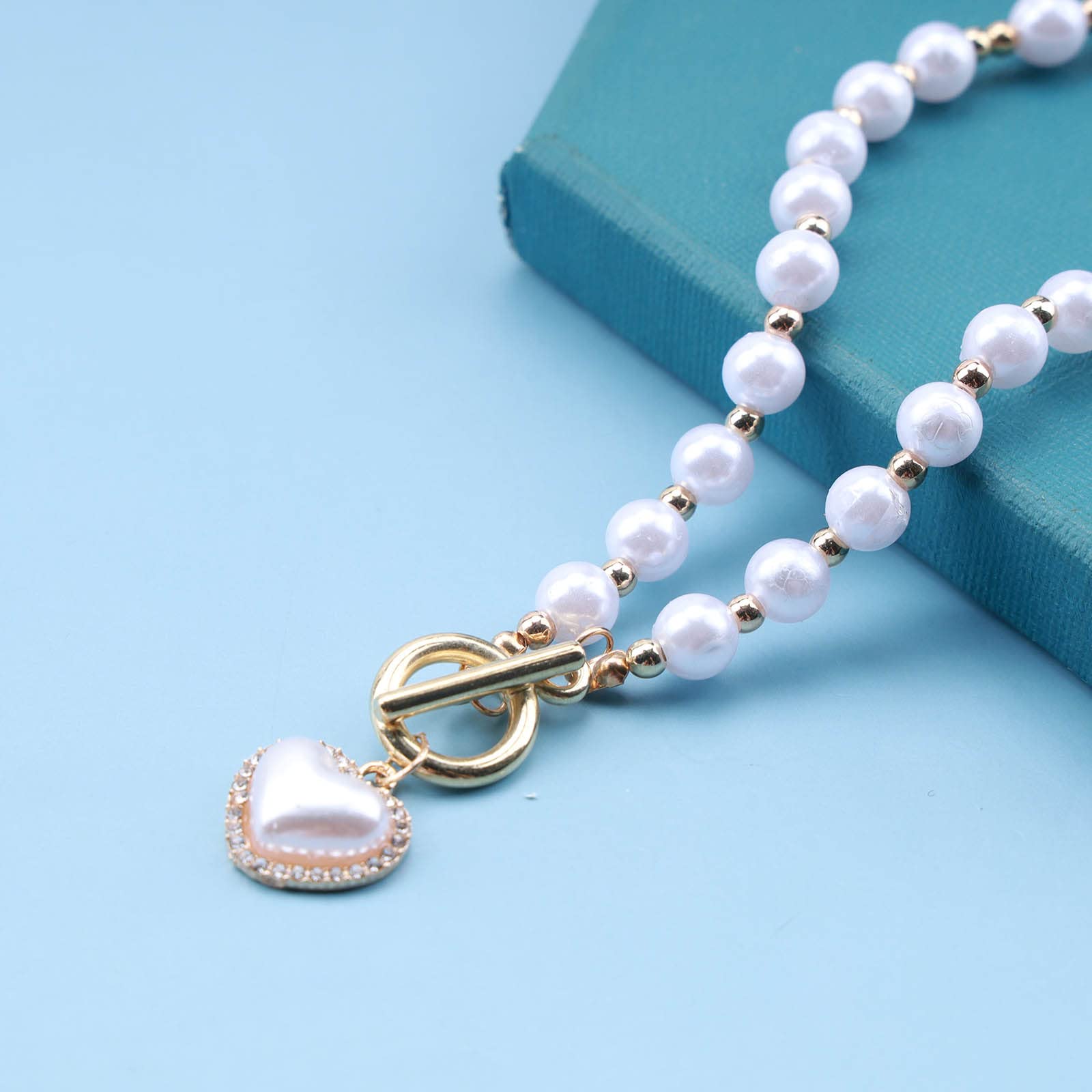 Allereya Vintage Pearl Choker Necklace with Gold Circle T Bar & Bohemian Heart Pendant - Elegant Chain Jewelry for Women and Girls - Perfect for Weddings, Date Nights, and Special Occasions