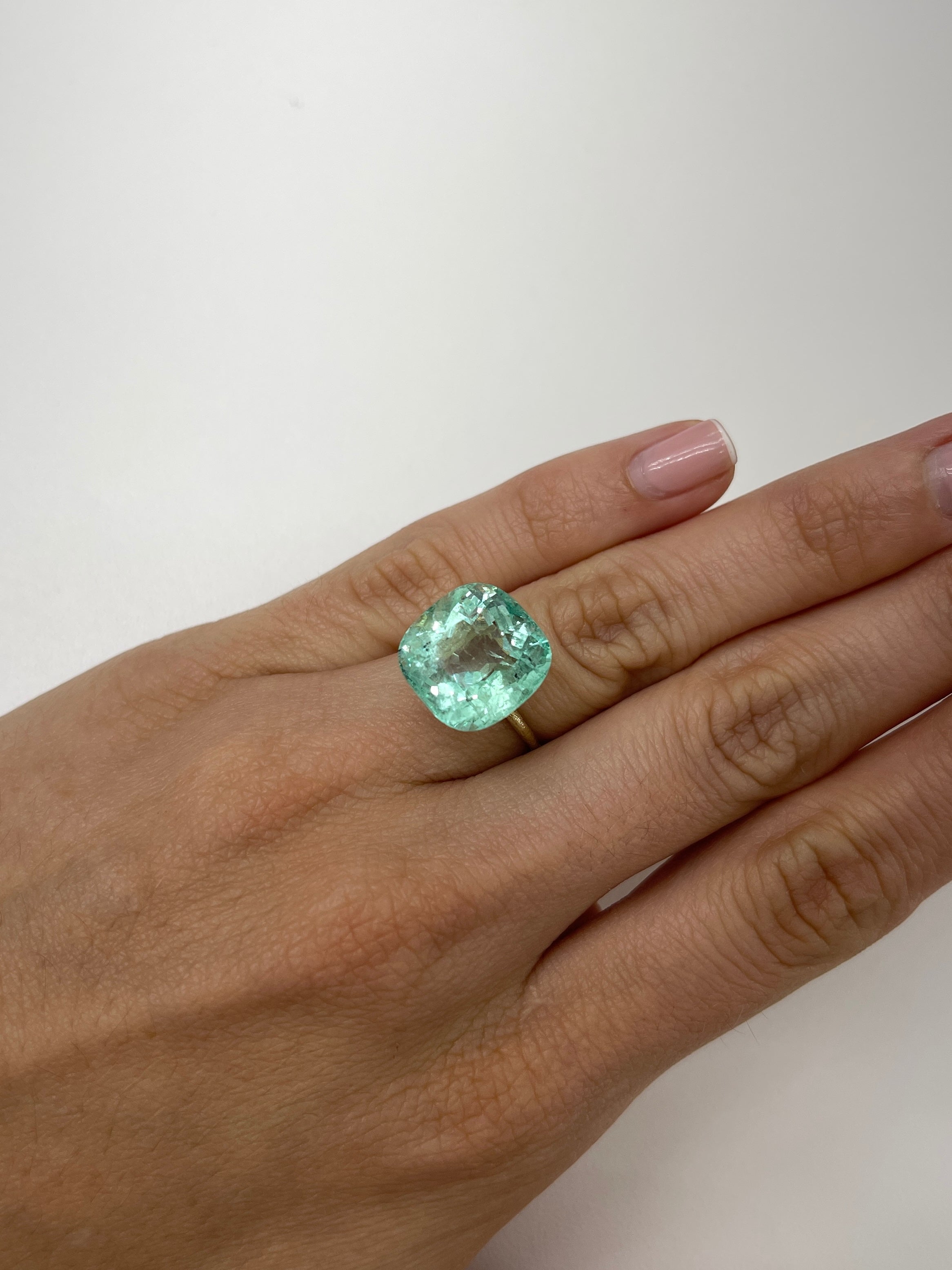 12.86 Carat Natural Colombian Emerald Cushion Cut 14.5x14mm - Luxury Gemstone for Engagement Rings & Fine Jewelry