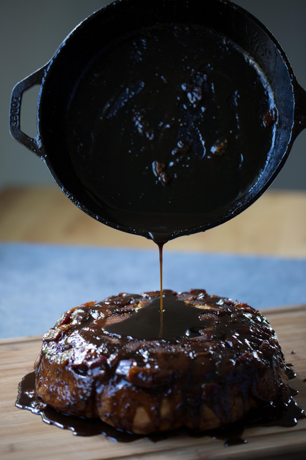 Premium 26cm Cast Iron Deep Skillet - Heavy Duty Pre-Seasoned Dutch Oven for Frying, Baking & Camping - Perfect for Stovetop, Oven & Outdoor Cooking