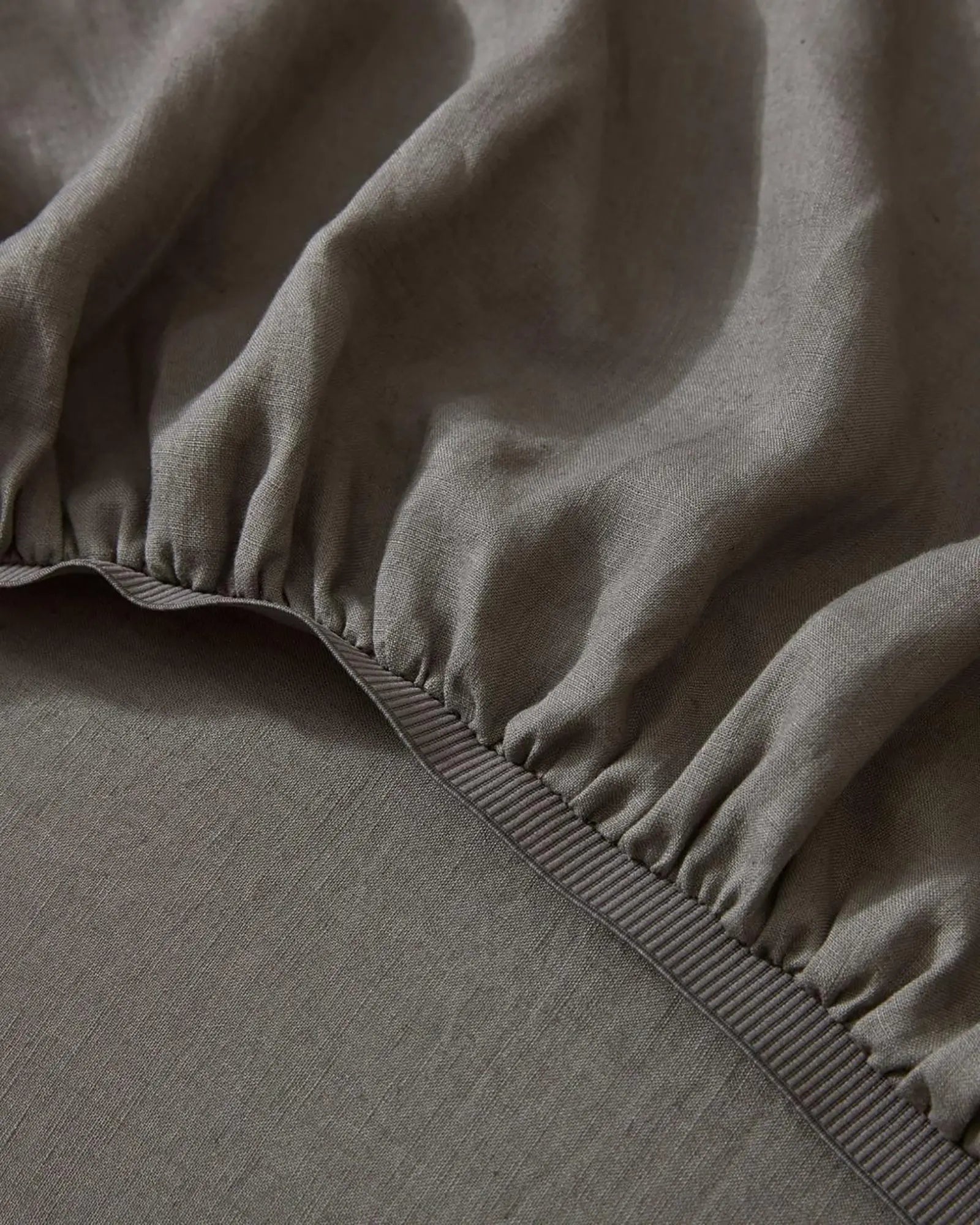 Premium Ravello Fitted Sheet - Charcoal Gray Queen Size - Soft & Wrinkle-Resistant - Perfect for Guest Rooms, Dorms & Airbnb Rentals