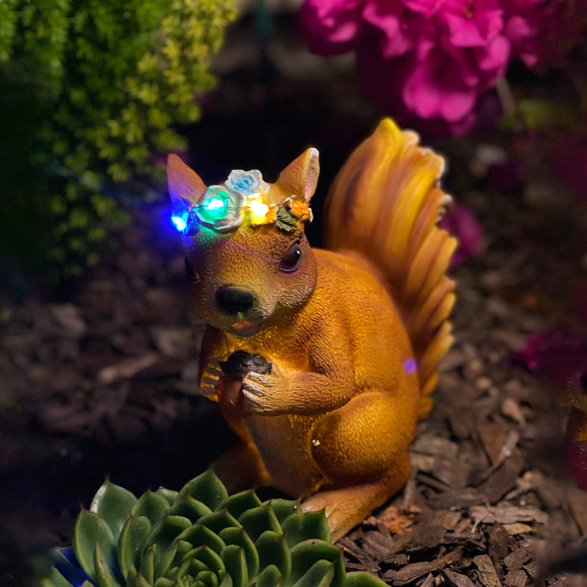 Solar Powered LED Garden Statue - Hand-Painted Resin Squirrel Decor with Weatherproof Design for Outdoor Patio, Lawn & Backyard Landscaping | Perfect Gift for Nature Lovers & Garden Enthusiasts