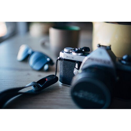 Peak Design Leash Camera Strap (Black) - Adjustable & Comfortable DSLR/SLR Shoulder Strap for Photographers - Perfect for Travel, Hiking & Outdoor Photography