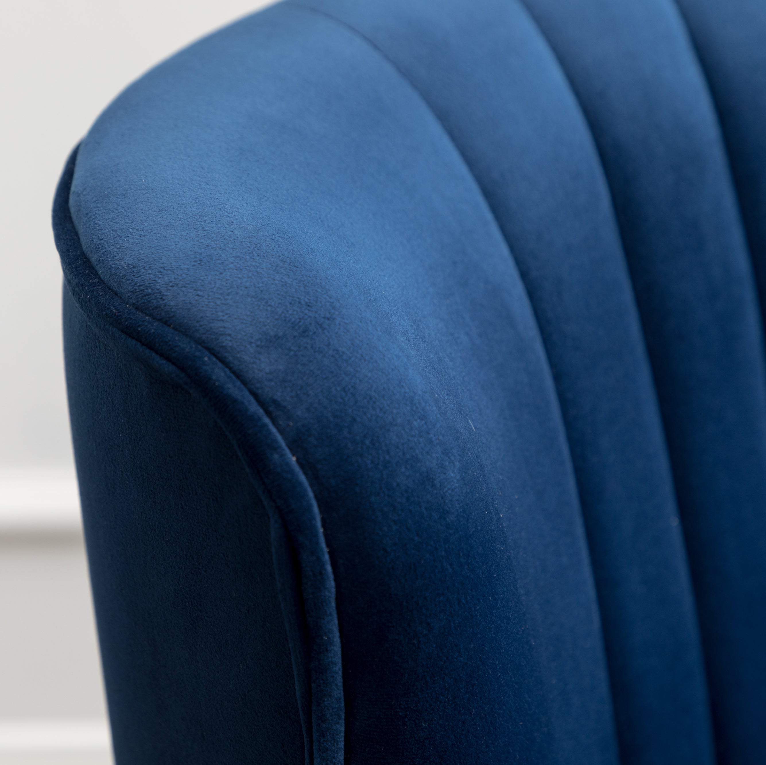 Roundhill Furniture Elon Contemporary Velvet Upholstered Accent Chair - Modern Lounge Chair for Living Room, Bedroom & Office - Soft Velvet Fabric with Sturdy Wooden Legs - Perfect for Reading Nook, Guest Seating or Home Decor