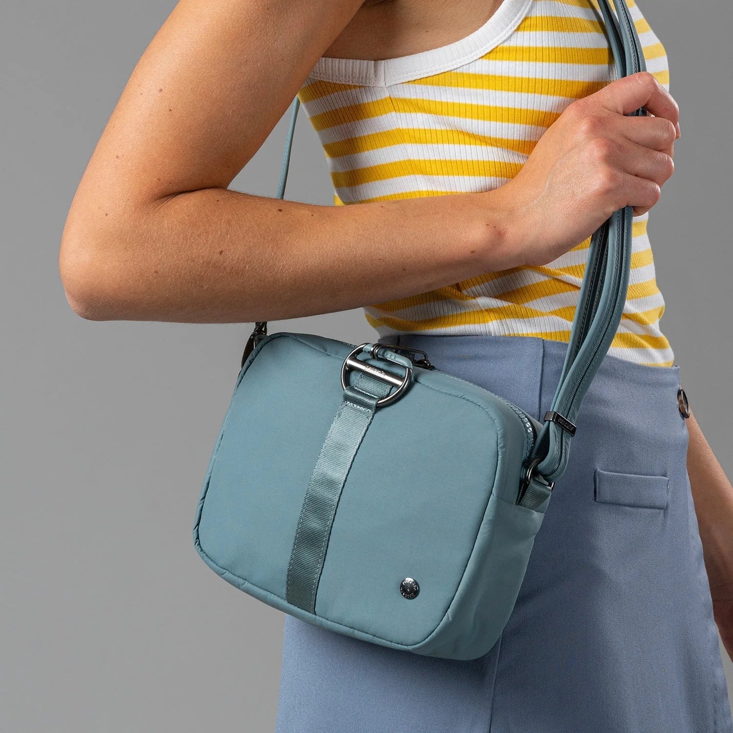 Pacsafe Citysafe CX Anti-Theft Crossbody Bag for Women & Men - Secure Travel & Everyday Use - RFID Blocking, Slash-Resistant, Lightweight Design for Commuting, Shopping & Sightseeing