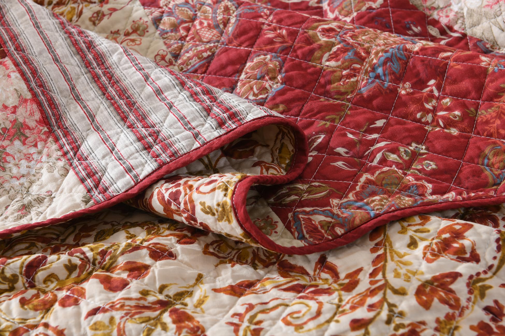 Travan Christmas Quilt Set - King Size 106x92 Inches - 100% Cotton Reversible Quilted Bedding with Shams - Red Floral Stitched Design for Holiday Decor & Cozy Winter Nights