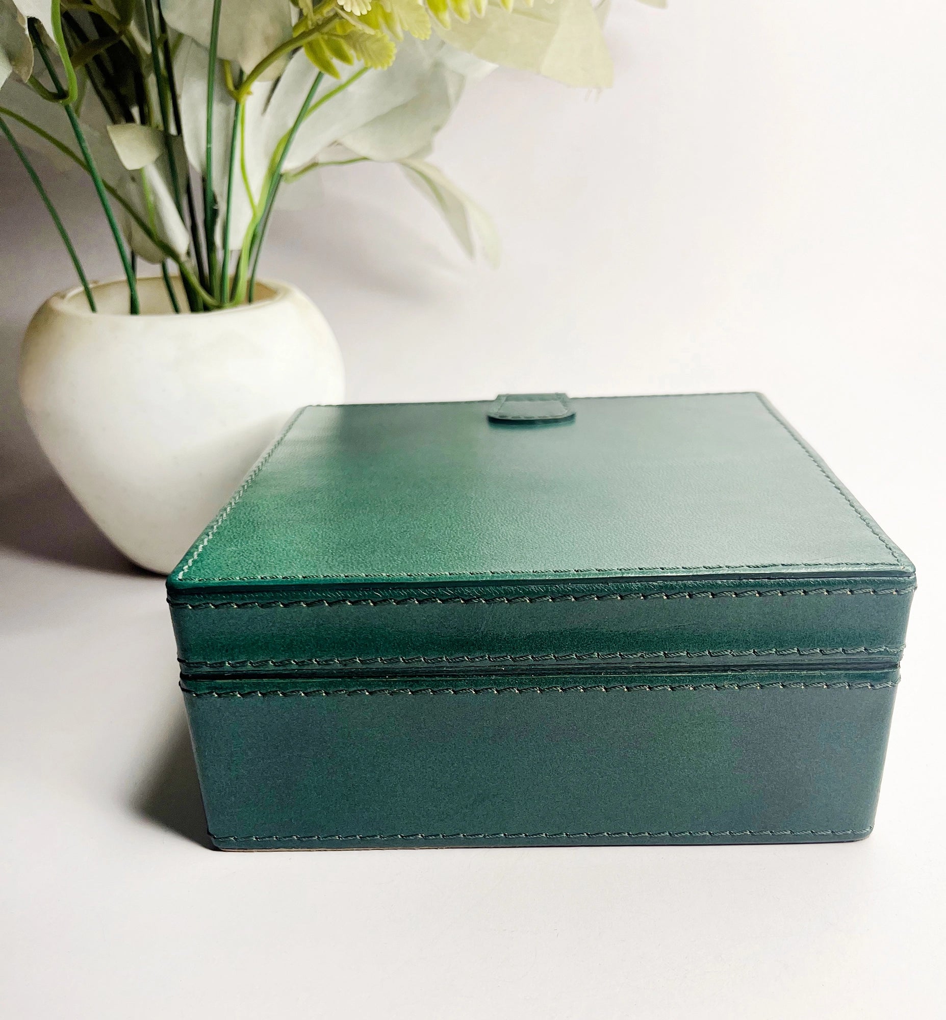 Divine Leather Jewelry Box with Soft Lining - Elegant Green Storage Case for Necklaces, Rings & Earrings - Perfect for Travel, Gifts & Home Organization