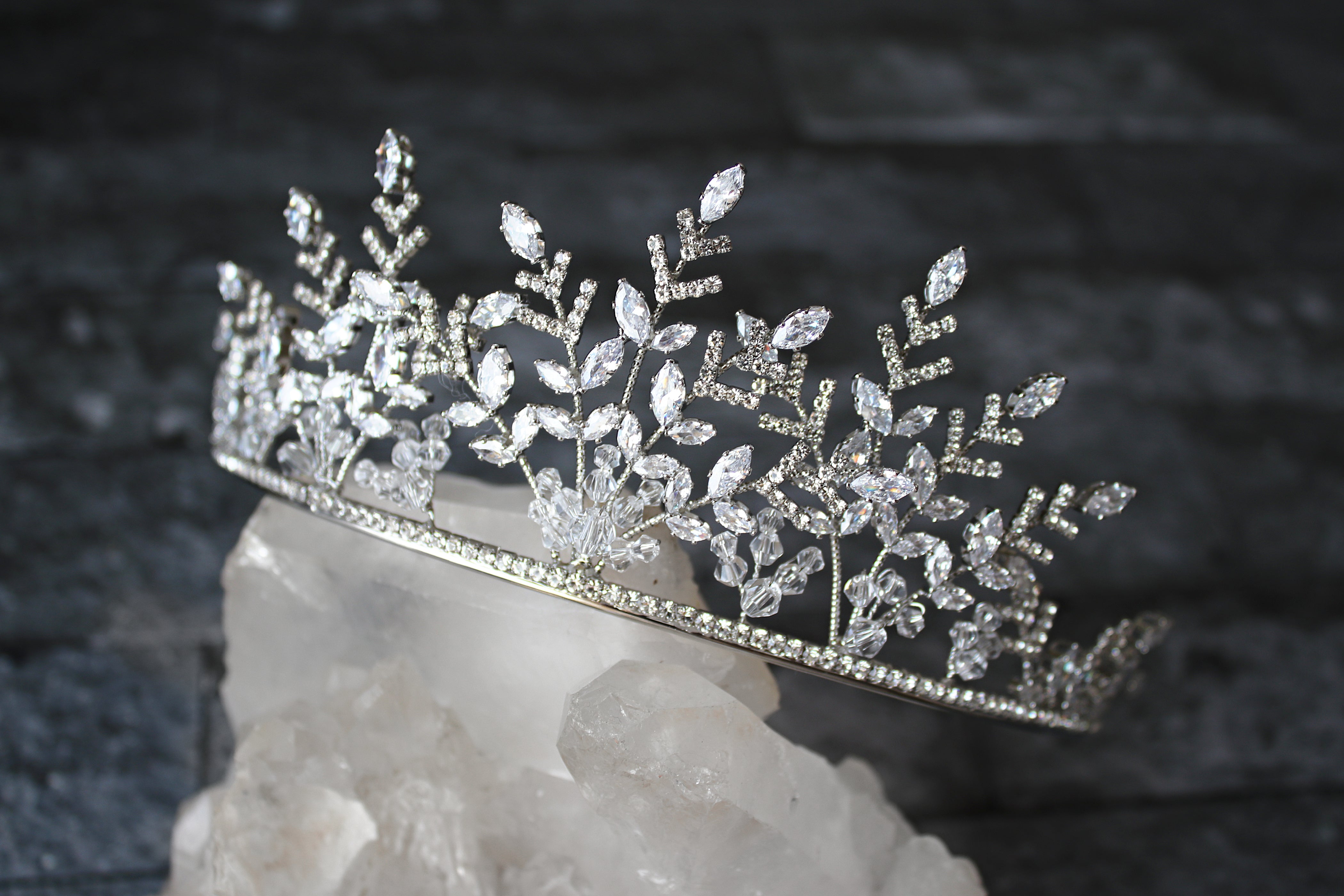 HENRIETTE Simulated Diamond Wedding Crown Tiara – Elegant Bridal Headpiece for Weddings, Prom & Special Events | Sparkling Rhinestone Hair Accessory for Brides & Princesses