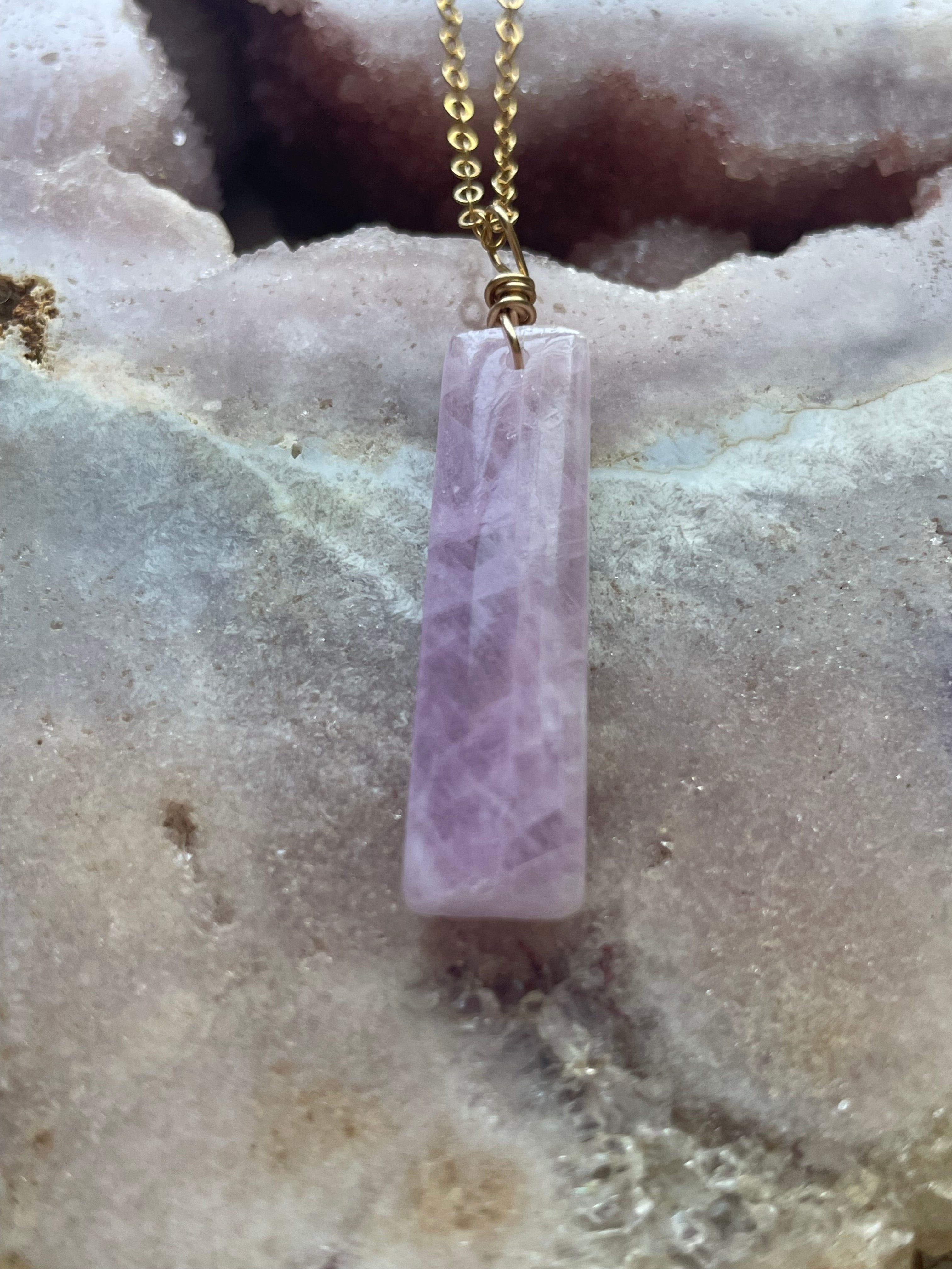 Natural Kunzite Crystal Pendant Necklace - 14K Gold Filled Jewelry for Women - Perfect for Healing, Meditation & Spiritual Gifts