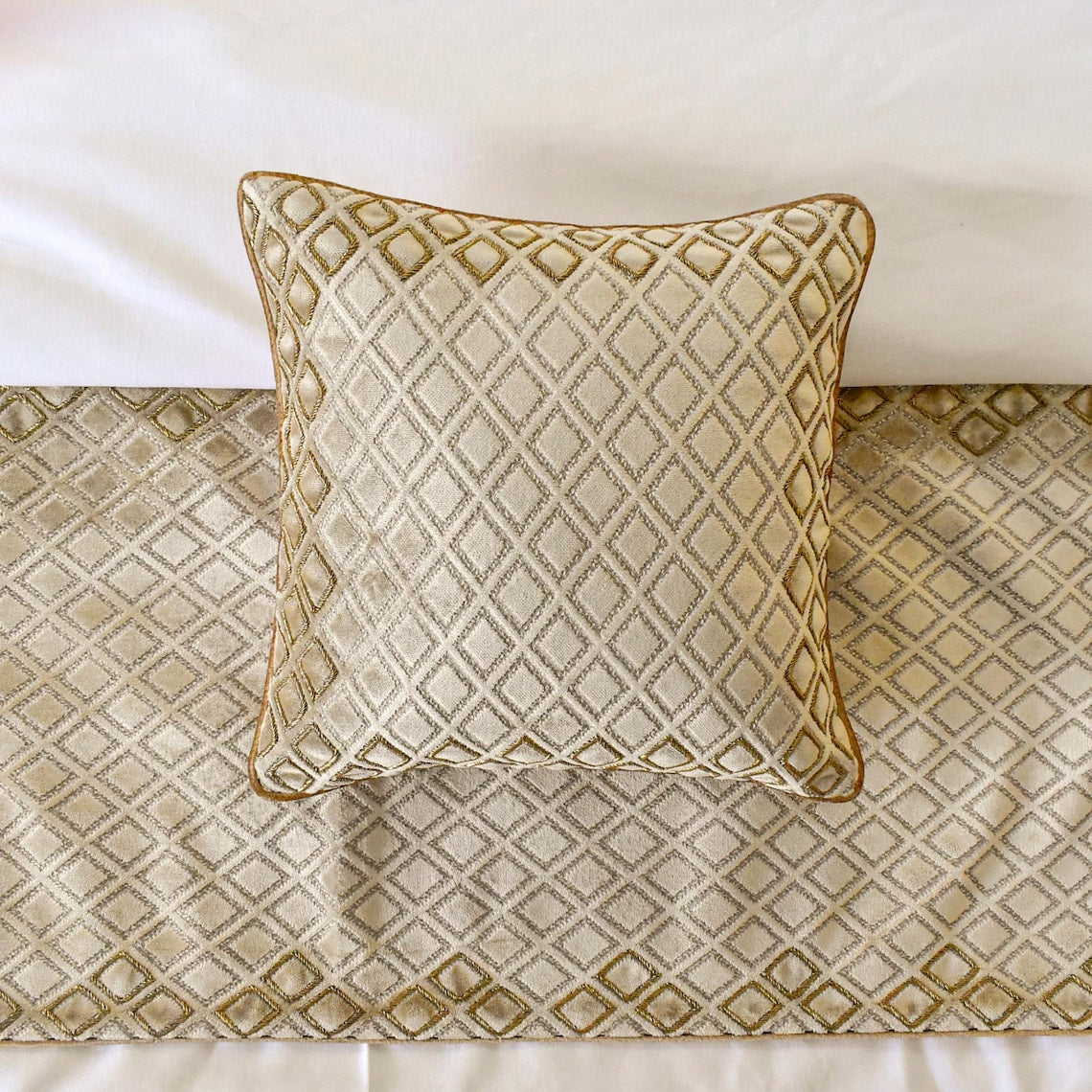 Luxury Velvet Gold Bed Runner & Pillow Cover Set - Elegant Decorative Throw for Queen/King Beds - Perfect for Wedding, Master Bedroom & Home Decor