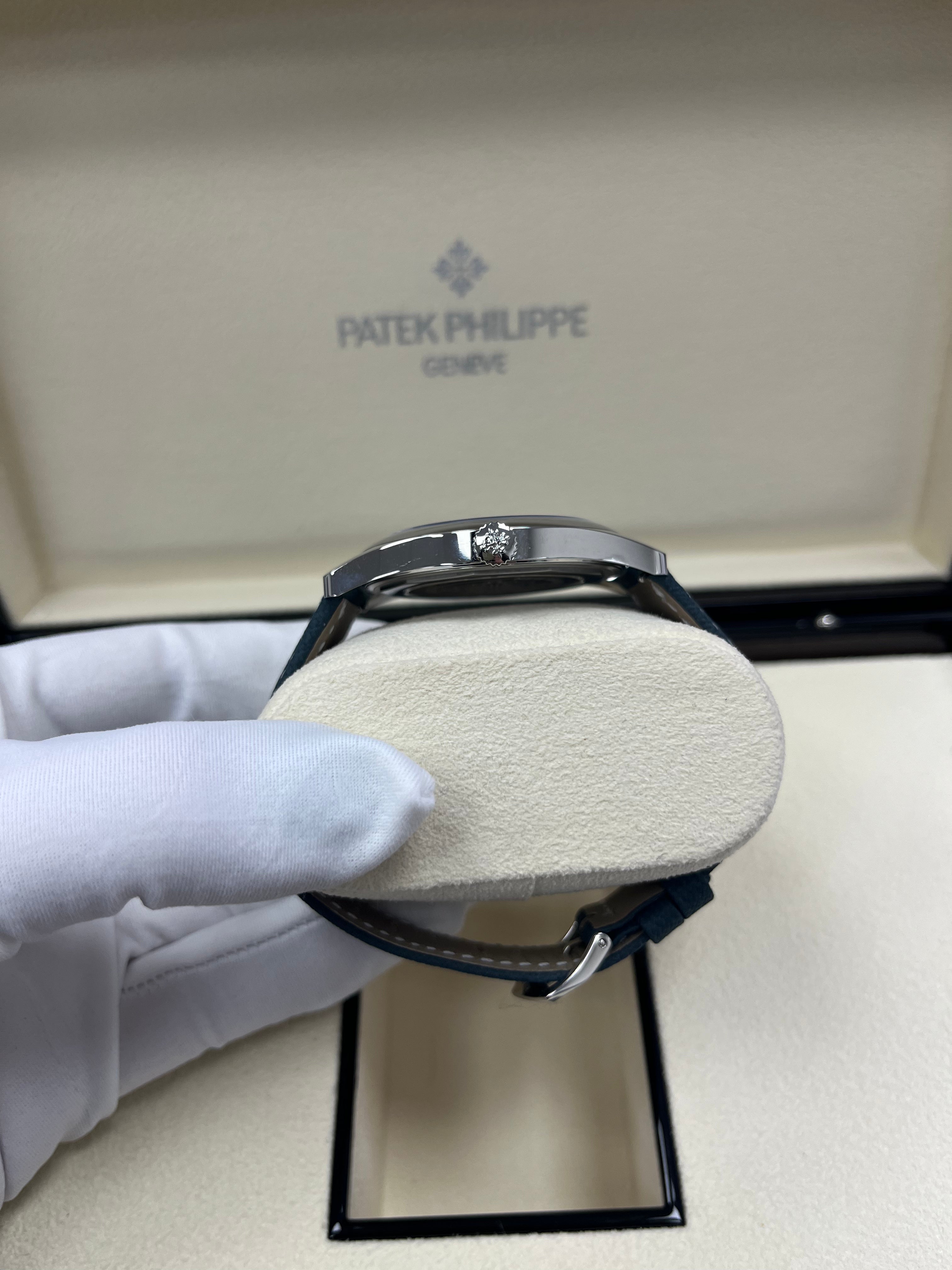 Patek Philippe Calatrava 6007A-001 Limited Edition Men's Luxury Watch - Perfect for Business Meetings, Formal Events & Collector's Showcase