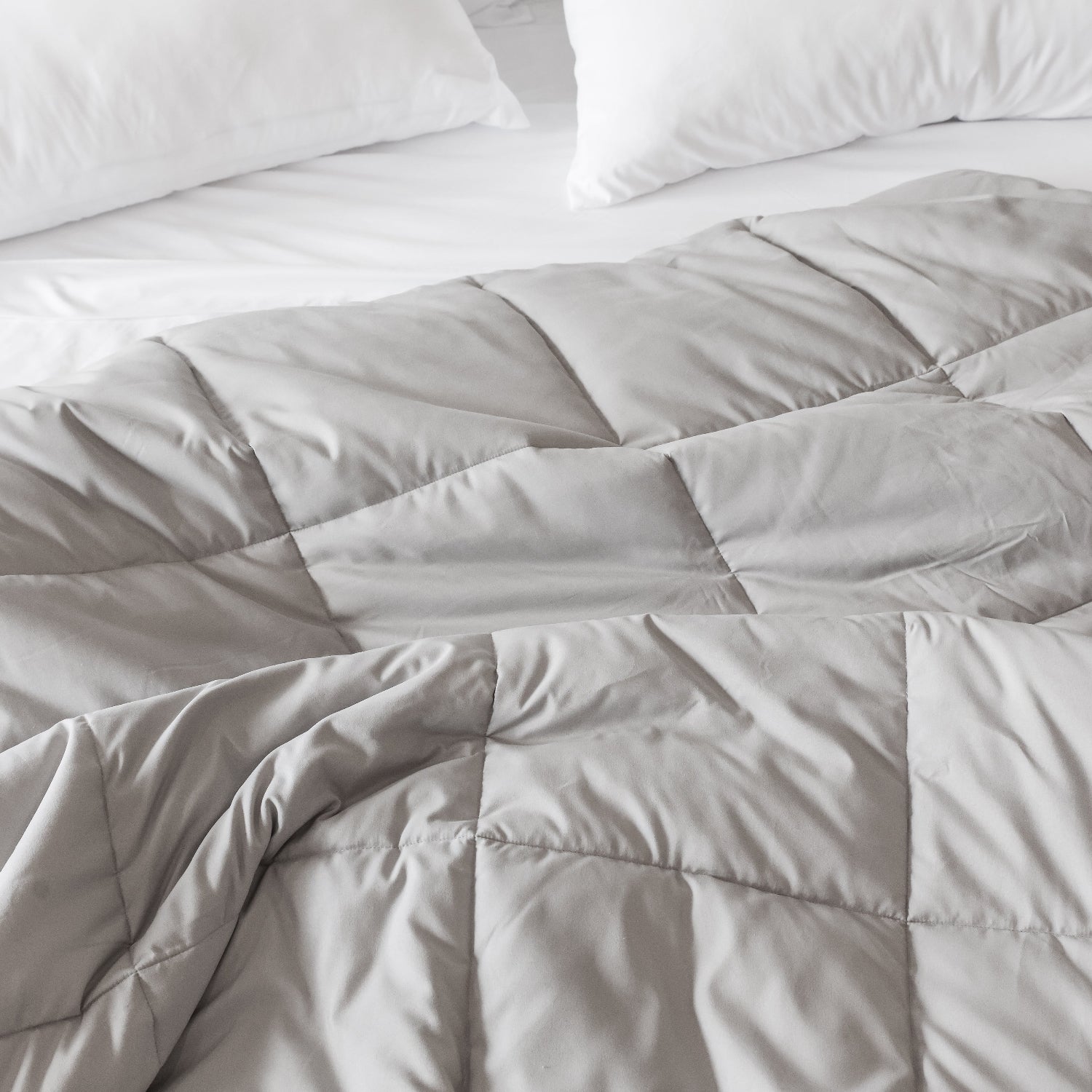 Luxury Comforter Set - Hypoallergenic Down Alternative Duvet Insert - Queen Size Bedding for All Seasons - Perfect for Master Bedroom, Guest Room & Airbnb