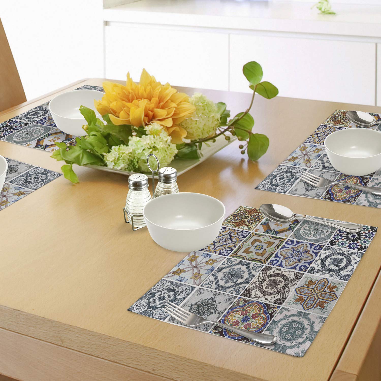 Lunarable Antique Place Mats Set of 4 - Classic Tiles Pattern Folkloric Art Patchwork Design - Washable Fabric Table Mats for Dining Room & Kitchen Decor (Blue White Green) - Perfect for Holiday Dinners, Family Gatherings & Elegant Table Settings
