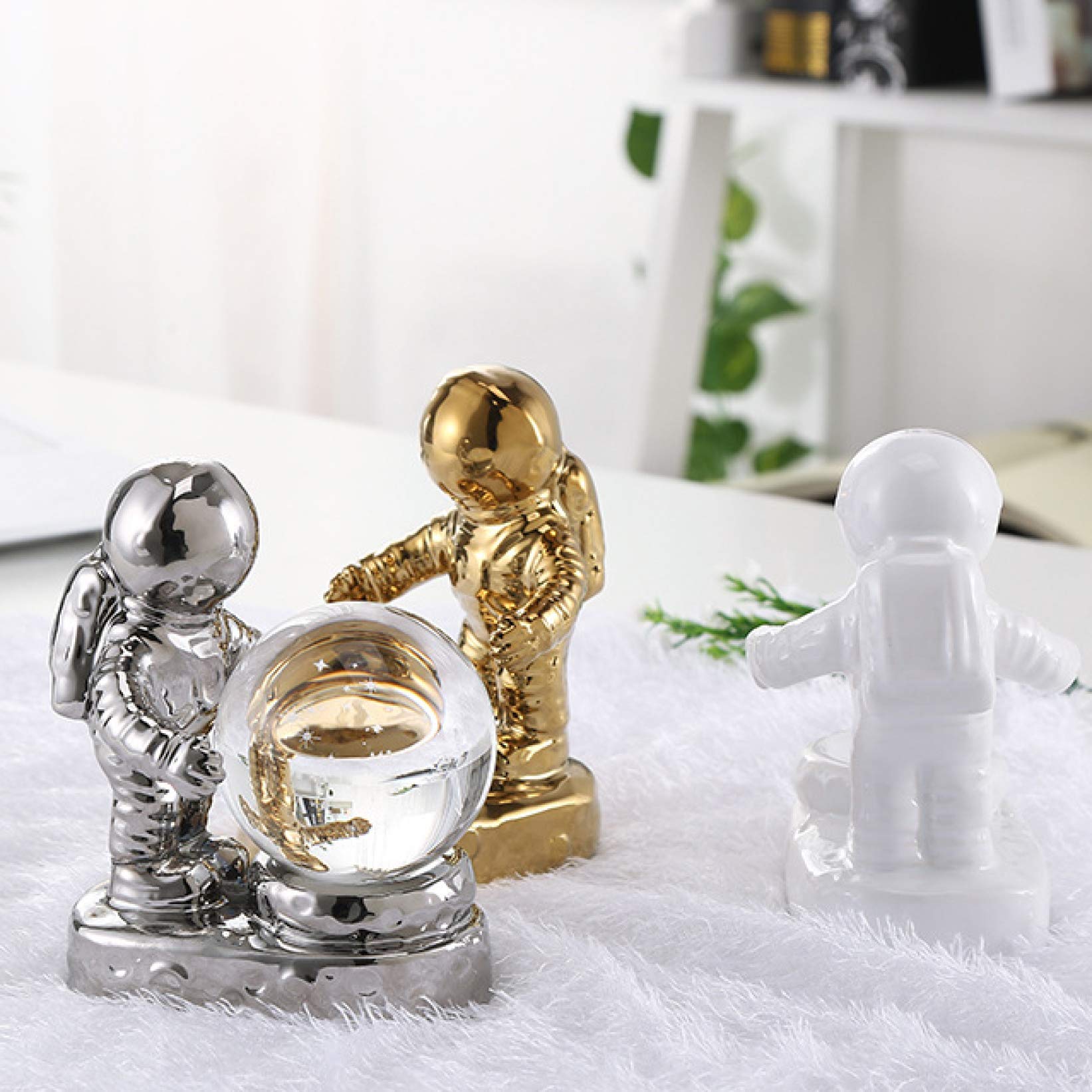 KKONION Ceramic Astronaut Figurine - Glass Micro Landscape Decor for Fish Tank, Home & Office Desk - Unique Space-Themed Decorative Accessories for Aquariums, Bookshelves and Workstations