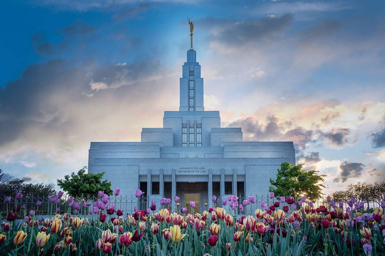 500-Piece Wooden Jigsaw Puzzle - Utah Draper Temple Spring Tulips Scenic Landscape - Challenging Adult & Kids Puzzle Game for Family Bonding - Perfect Thanksgiving Gift for Puzzle Lovers (Home Decor, Brain Teaser, Family Game Night)