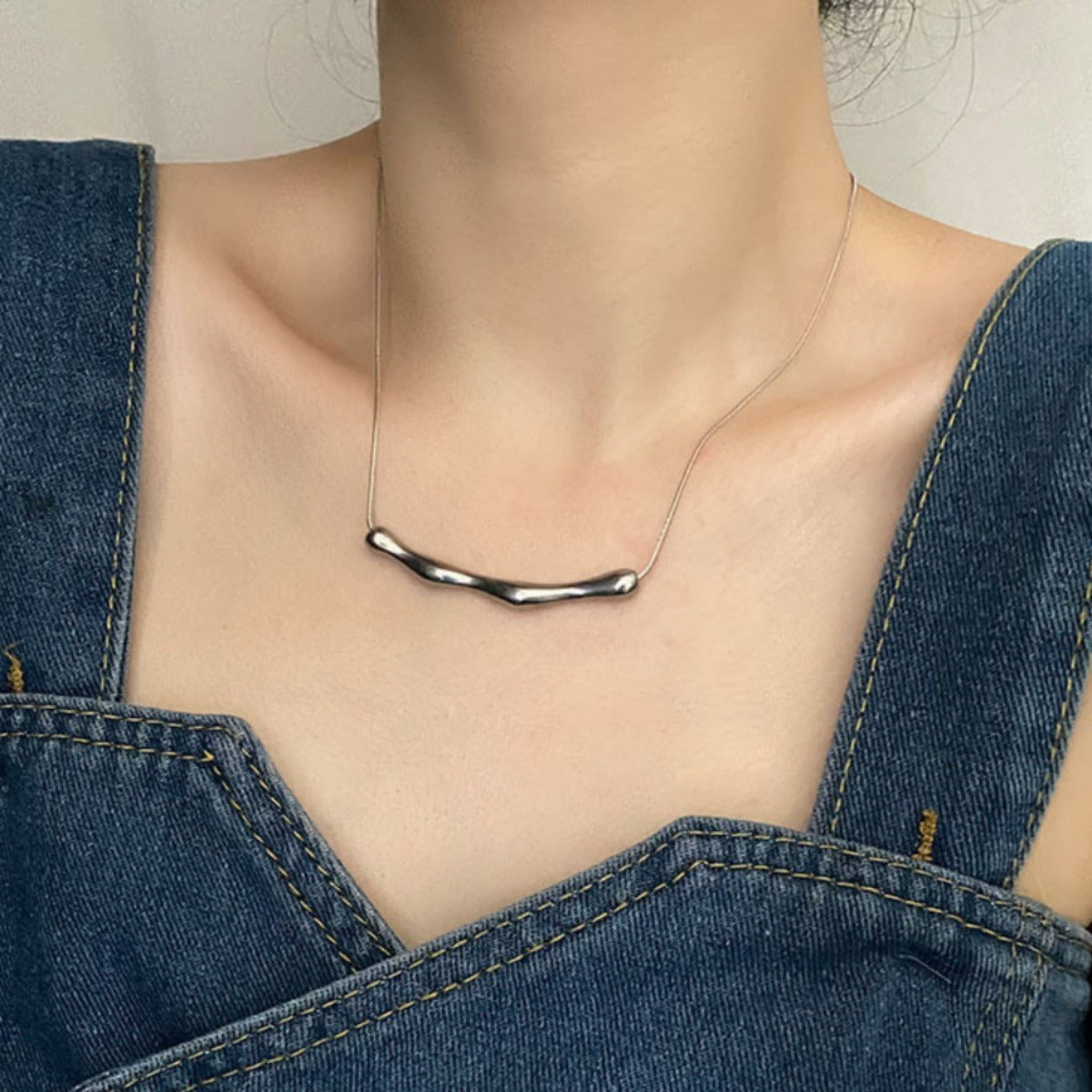 Elegant Irregular Curved Bar Herringbone Chain Necklace - HN2870 | Trendy Layering Jewelry for Women, Perfect for Date Night & Office Wear