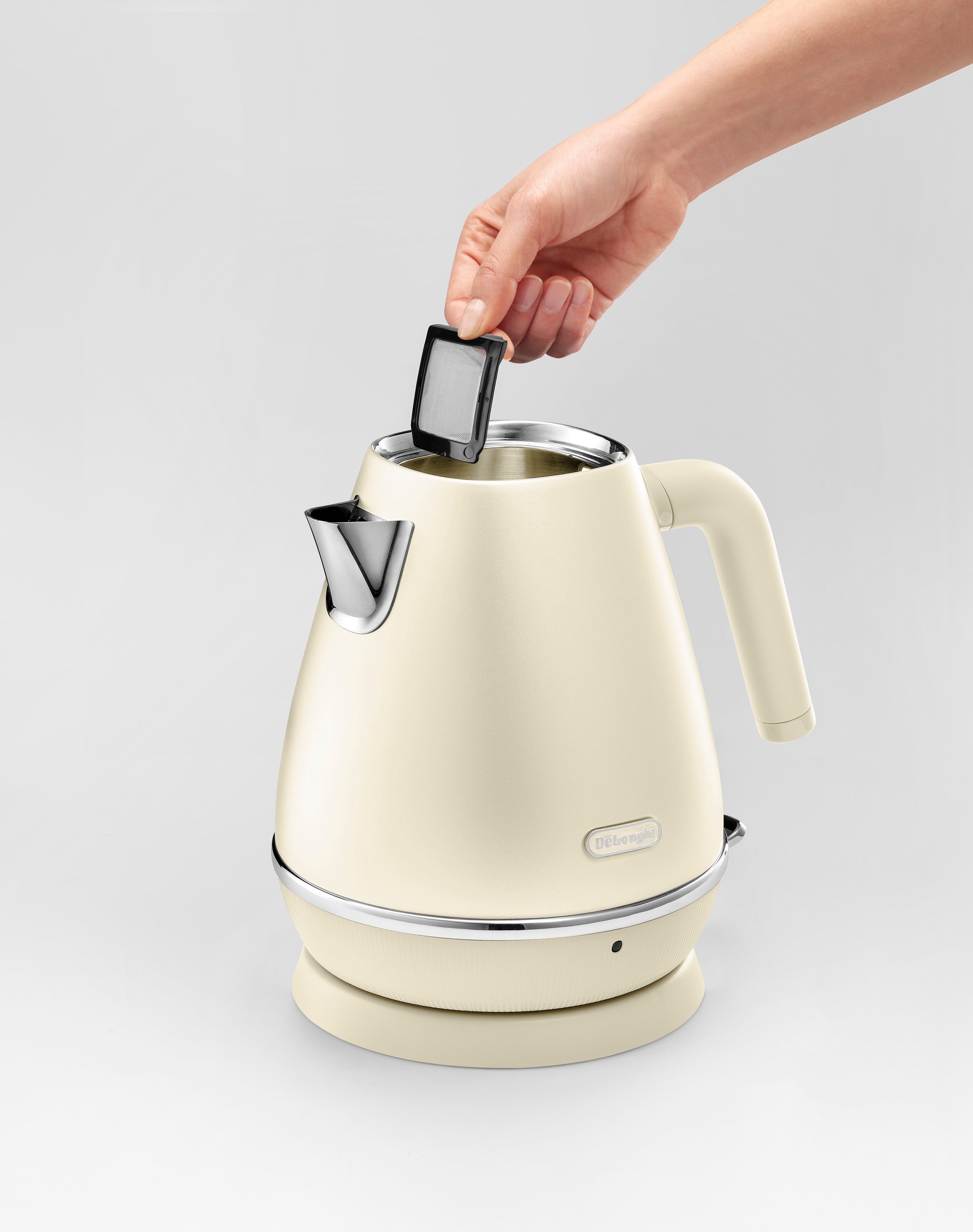 De'Longhi KBIN2000 Distinta Perla Electric Kettle - 1.7L Fast Boiling, Stainless Steel, Auto Shut-Off & Boil-Dry Protection - Perfect for Home, Office & Tea Lovers