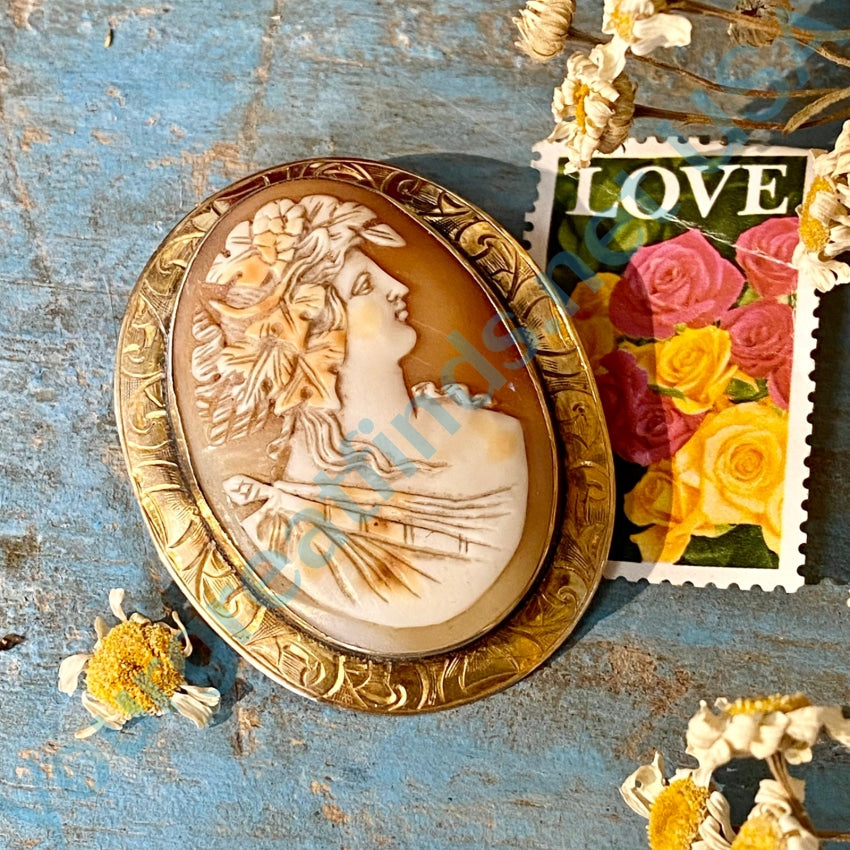 Exquisite Italian Hand-Carved Cameo Brooch in 10K Yellow Gold - Vintage Jewelry for Women, Perfect for Weddings, Anniversaries & Special Occasions